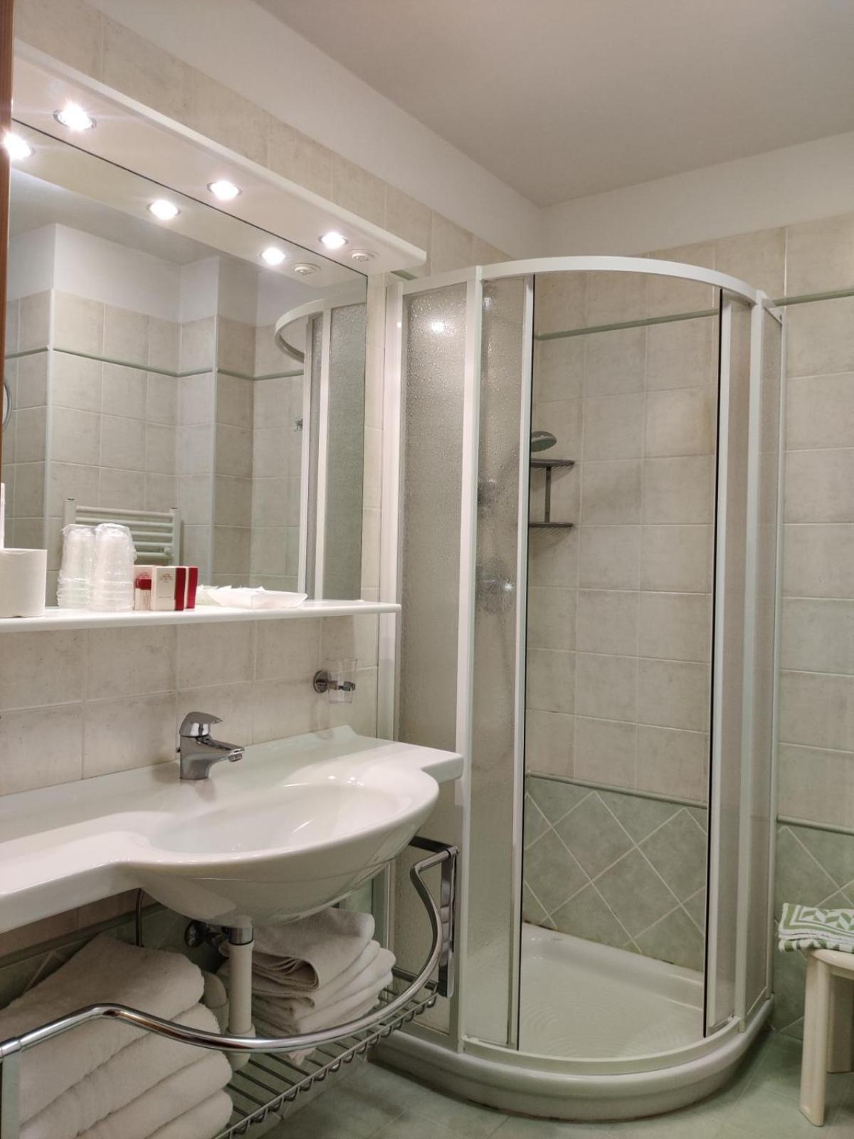 Double Room - Photo 7