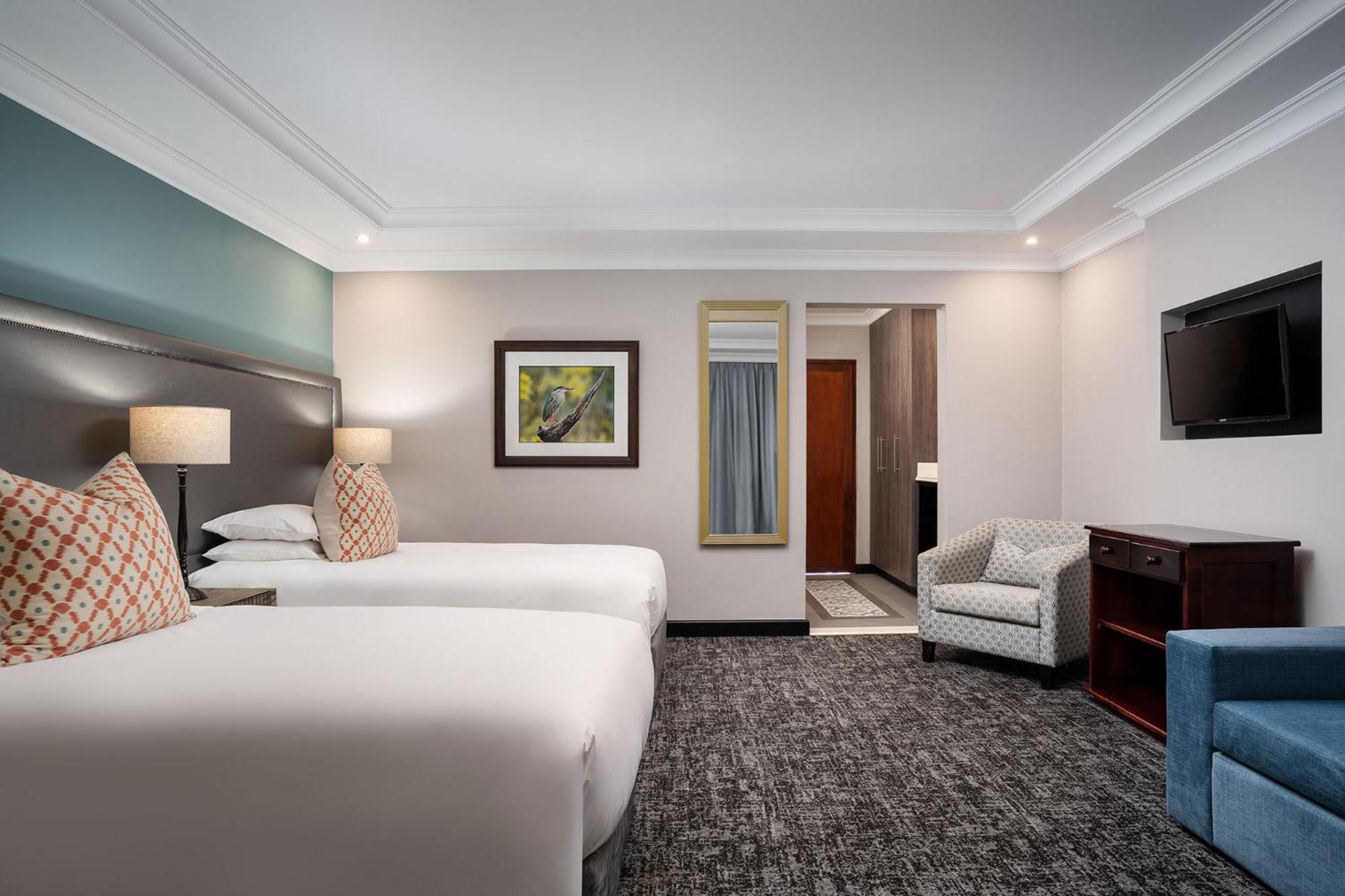 Superior King/Twin Room with Sleeper Couch photo 3