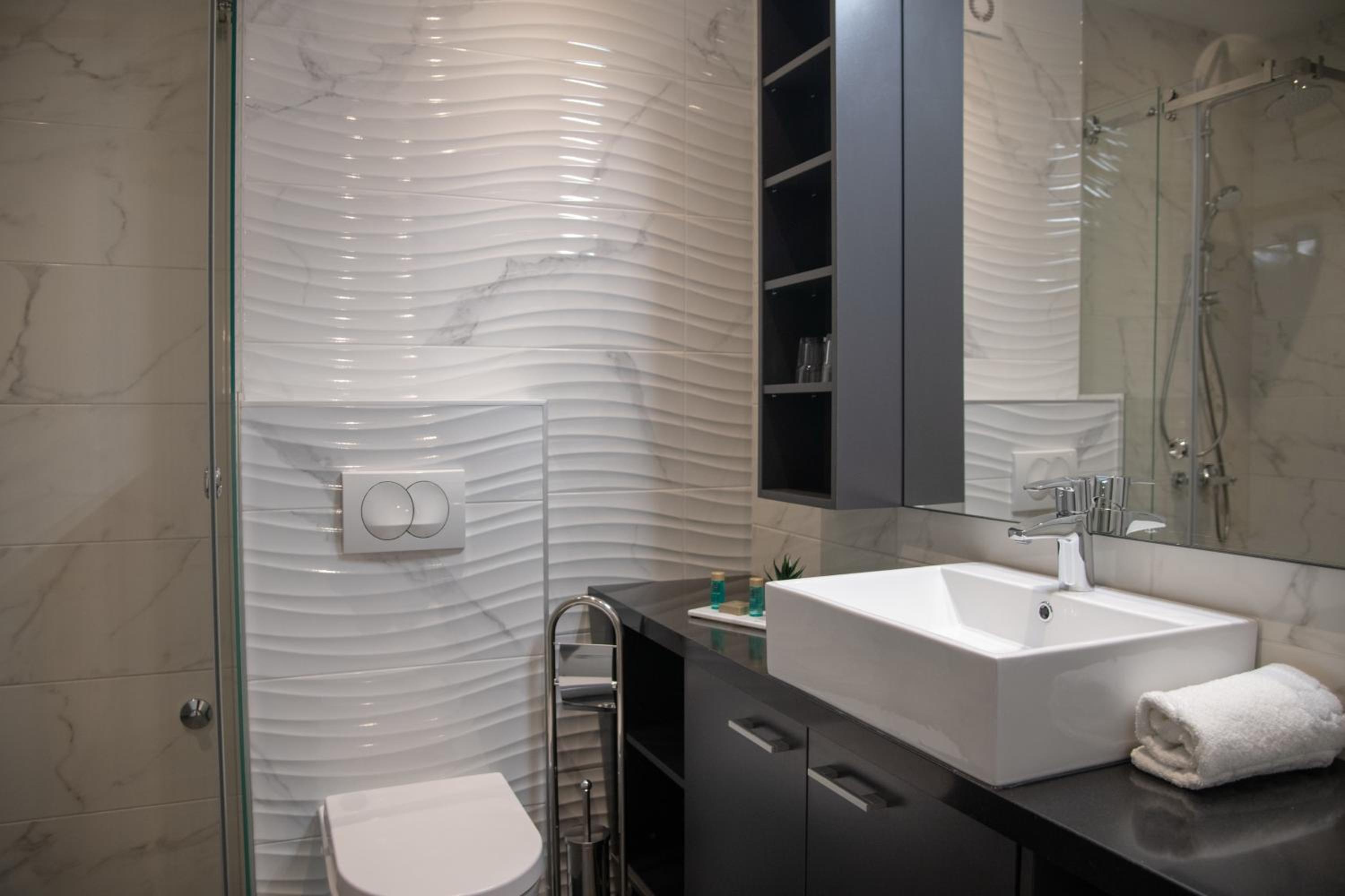 King Suite with Spa Bath - Photo 13