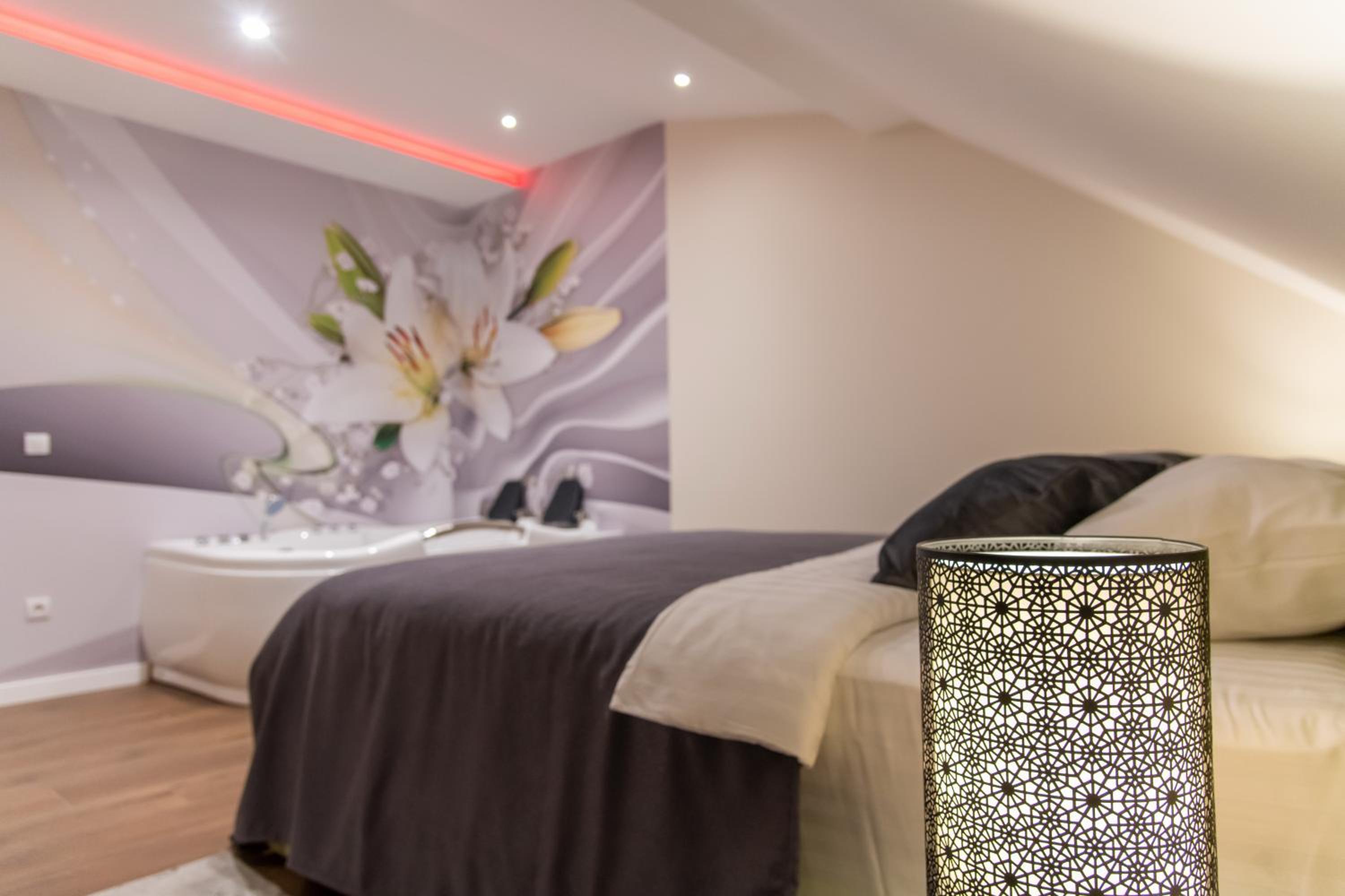 King Suite with Spa Bath - Photo 2