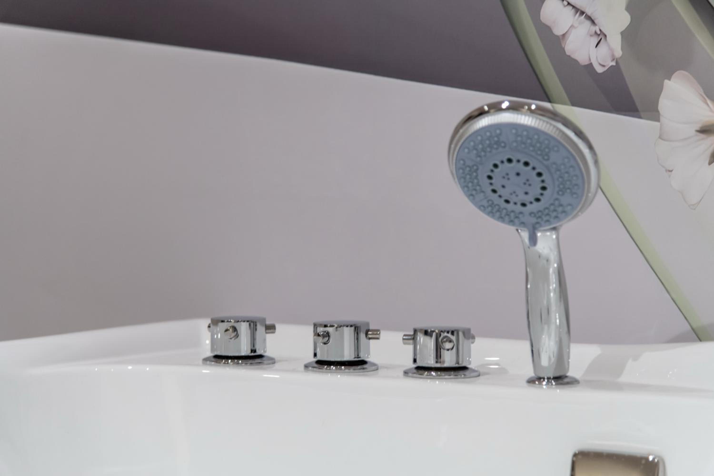 King Suite with Spa Bath - Photo 3