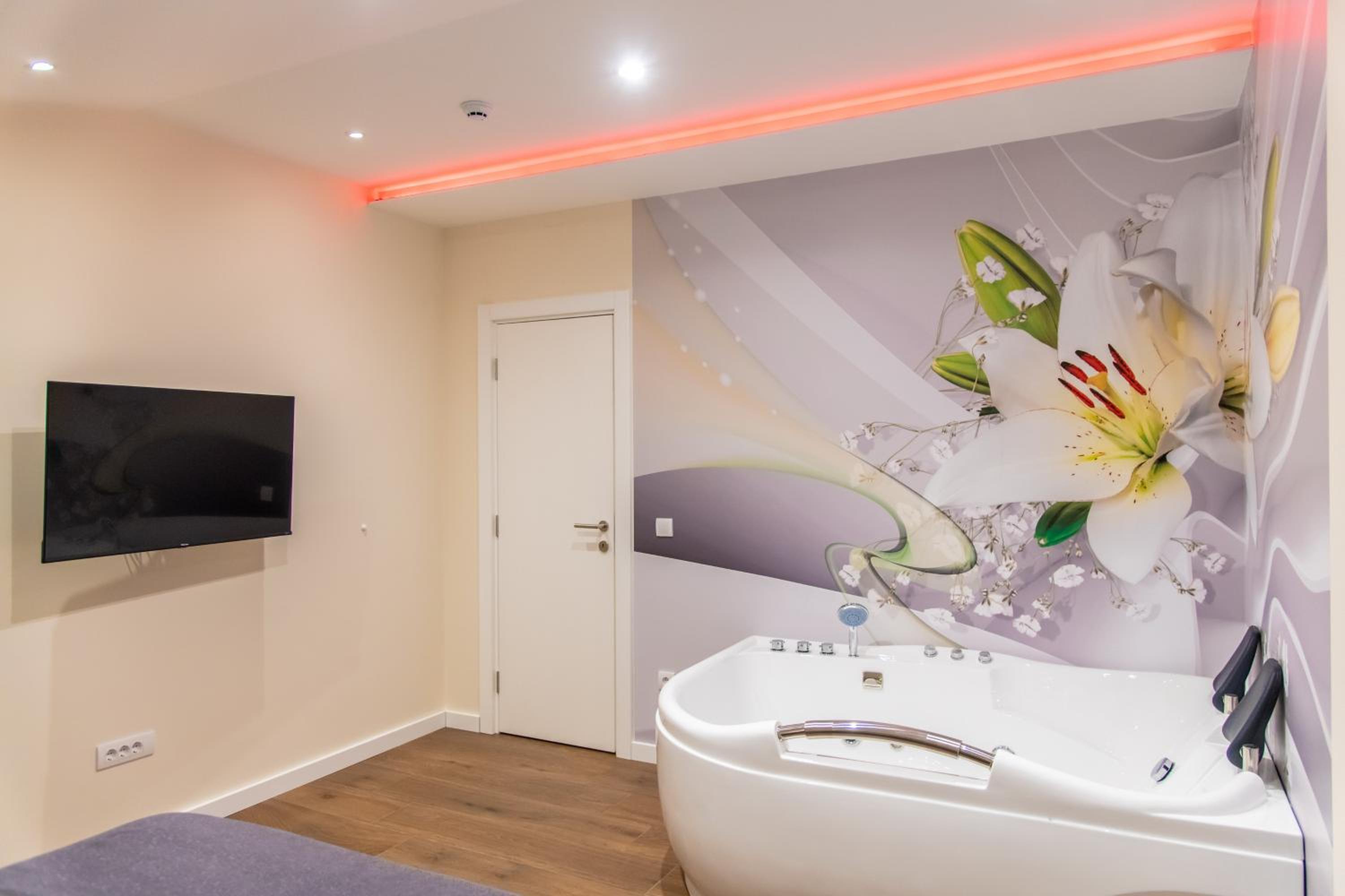 King Suite with Spa Bath - Photo 14