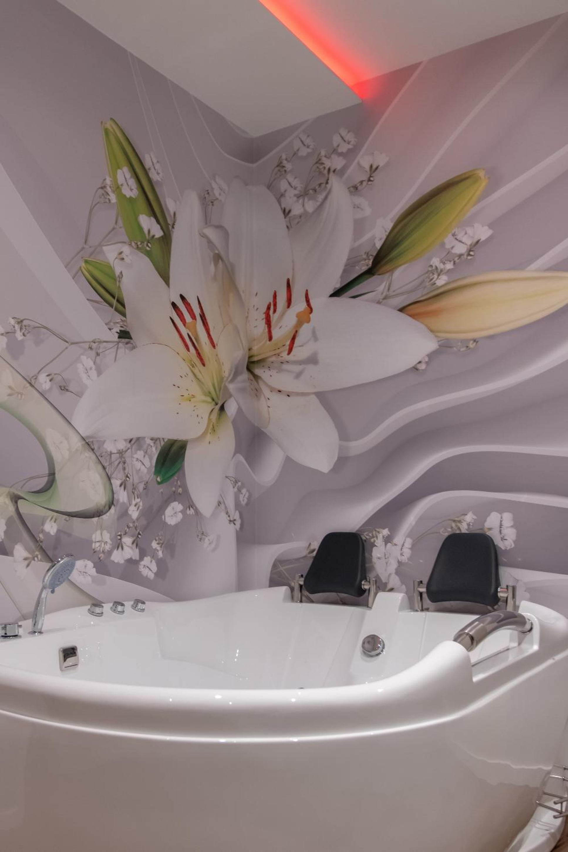 King Suite with Spa Bath - Photo 4