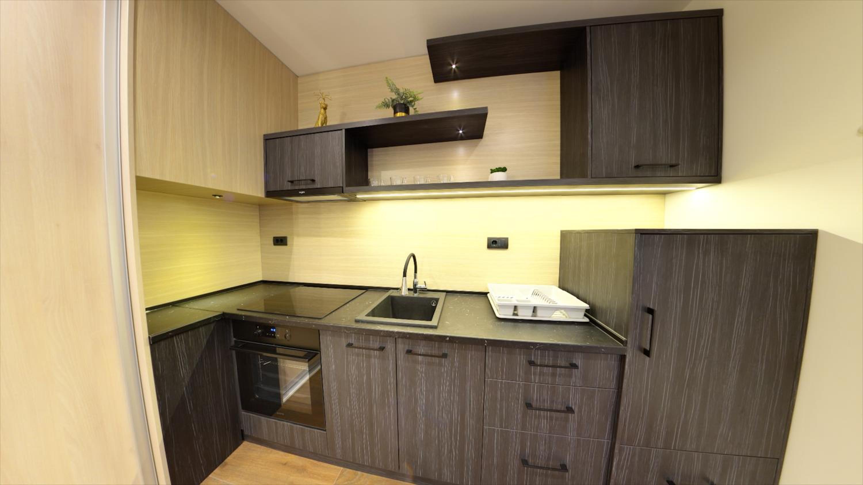 King Suite with Spa Bath - Photo 12