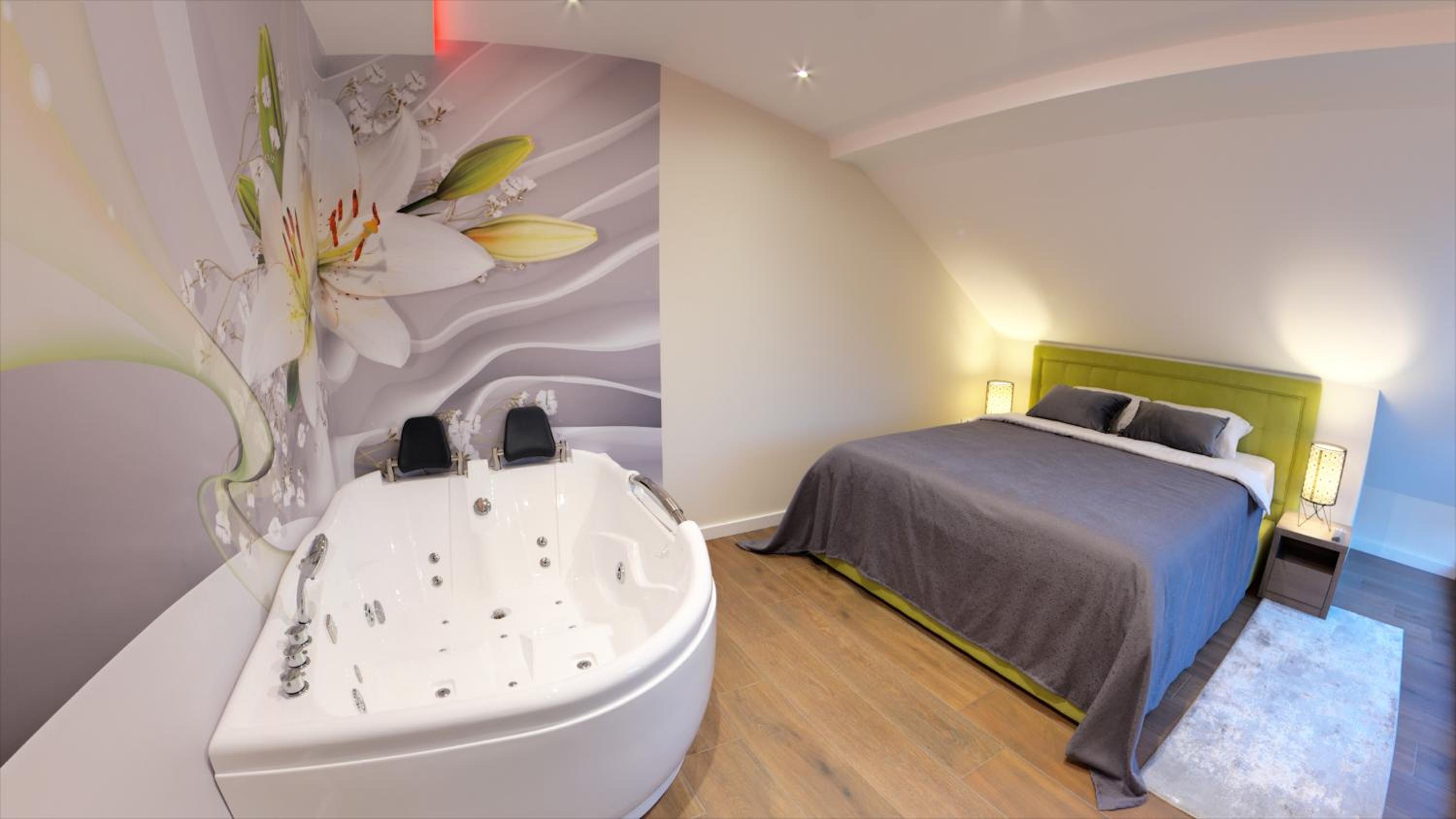 King Suite with Spa Bath - Photo 5