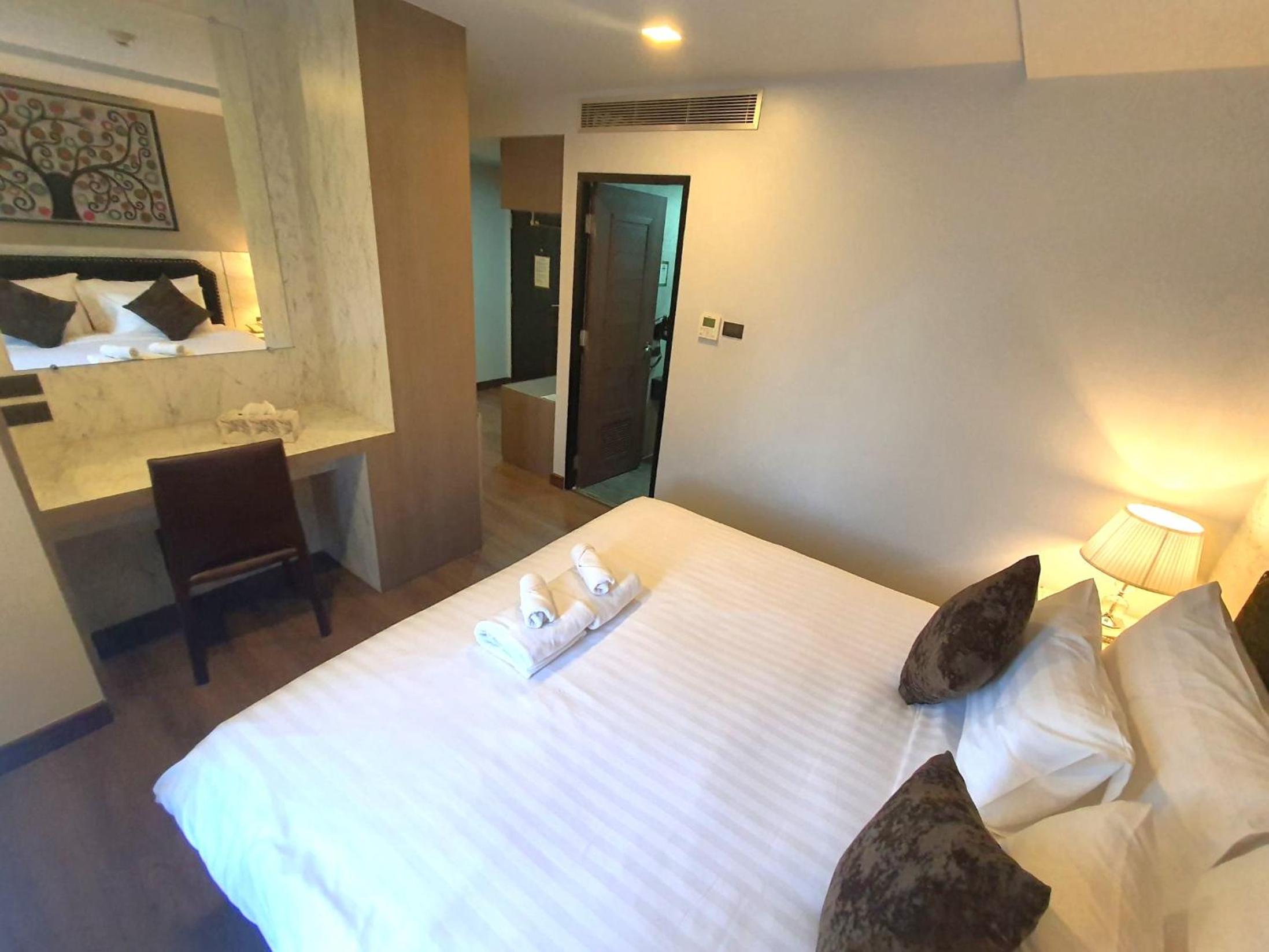 Deluxe King Room - Photo 14