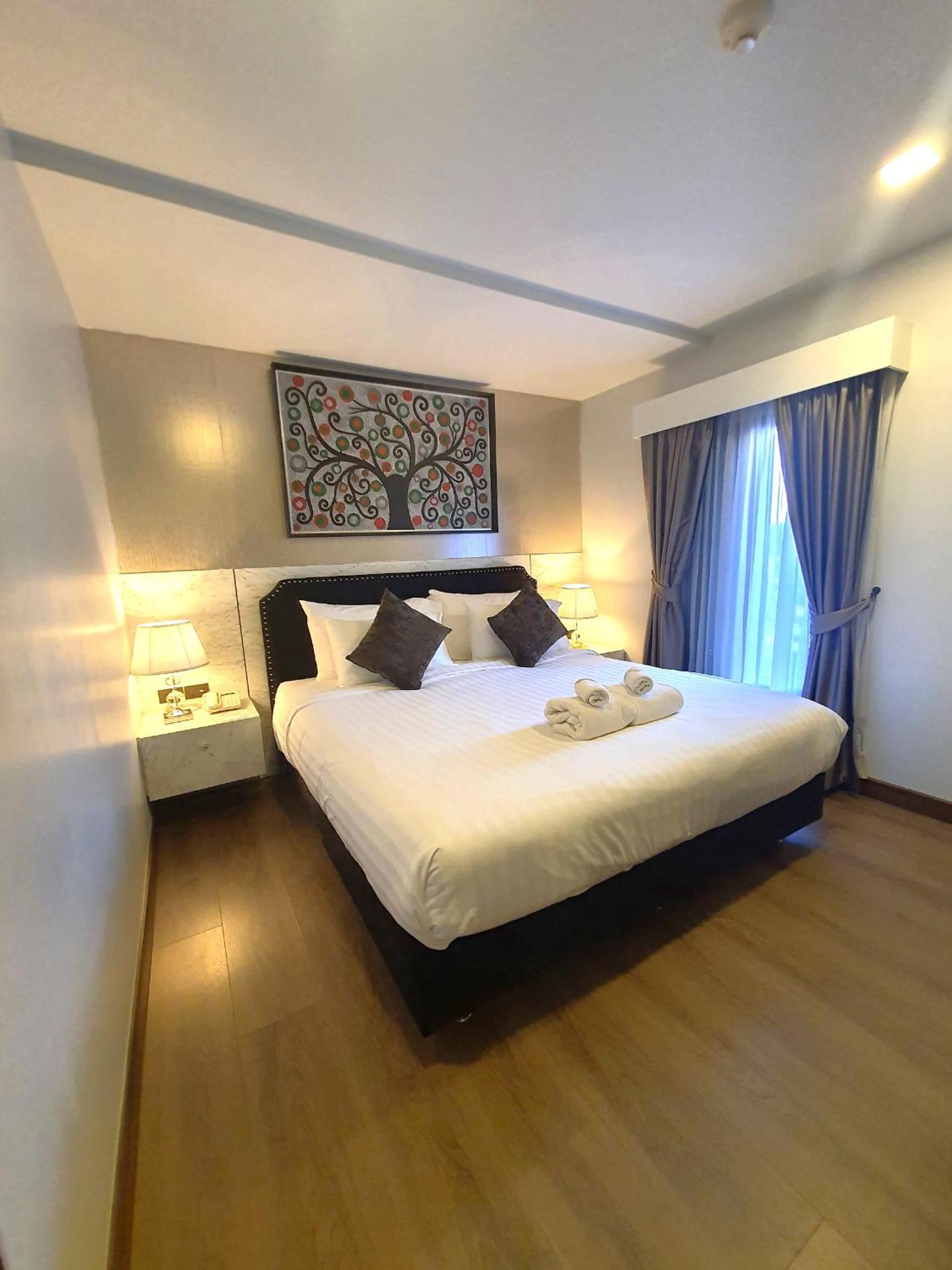 Deluxe King Room - Photo 11