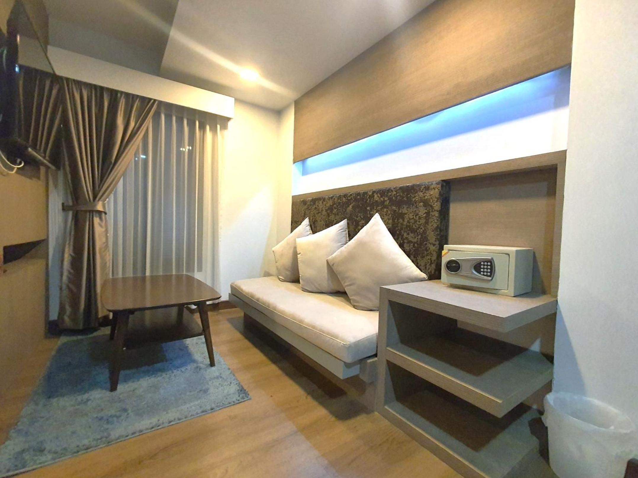 Deluxe King Room - Photo 8