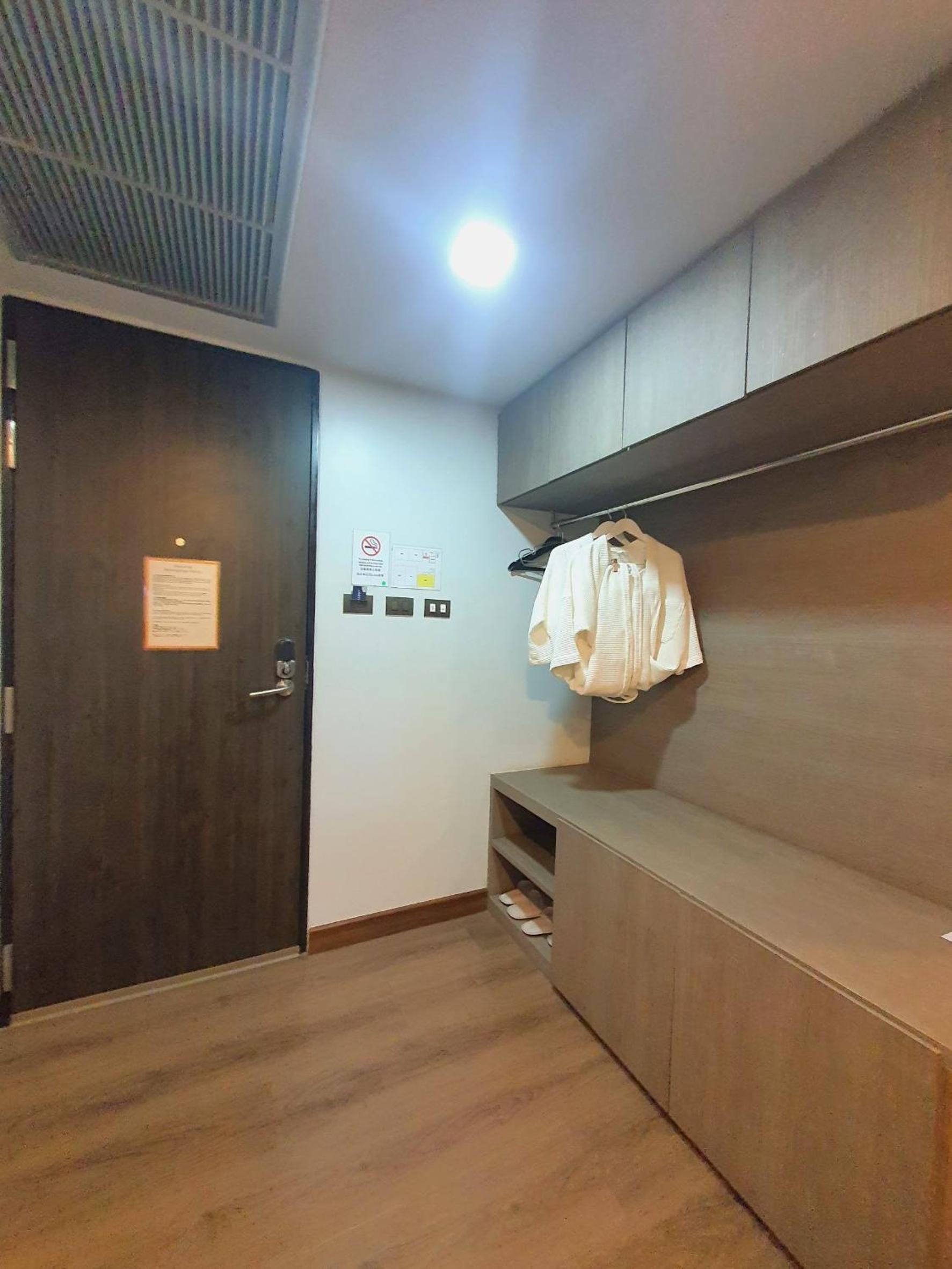 Deluxe King Room - Photo 7