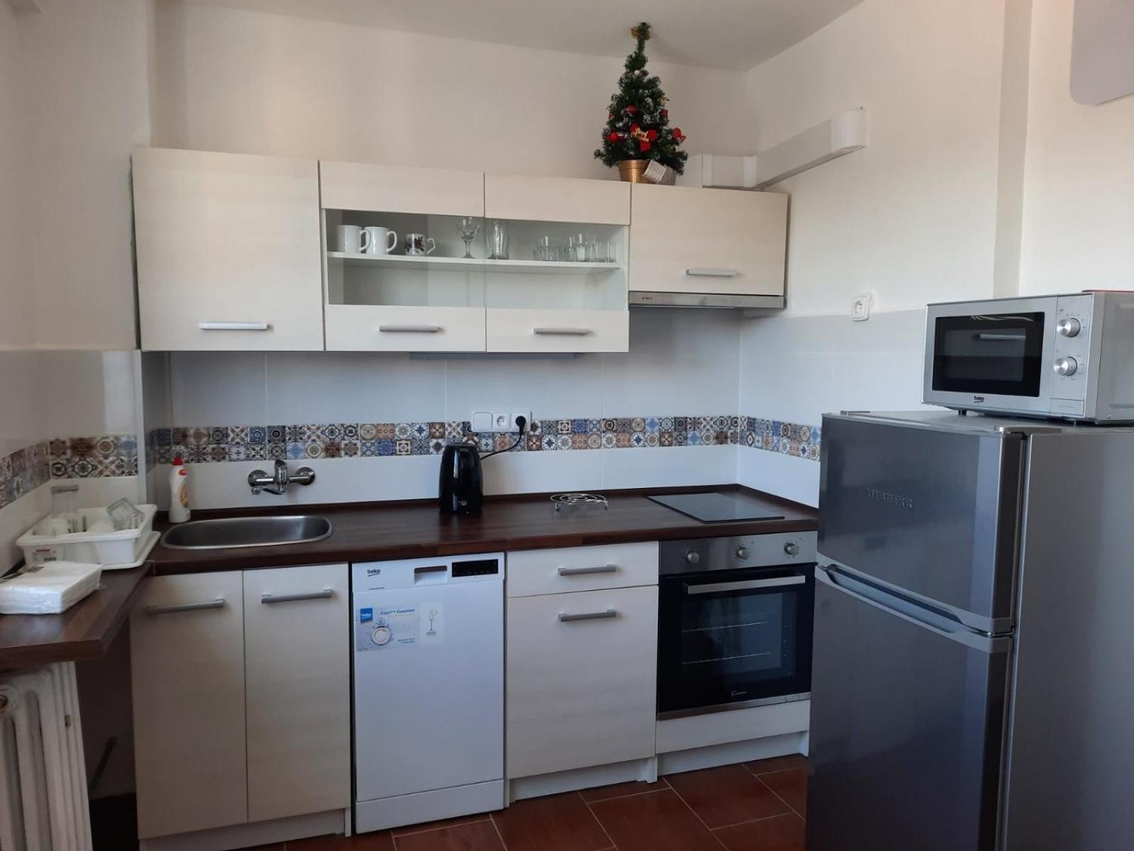 Apartment with Balcony - Photo 4