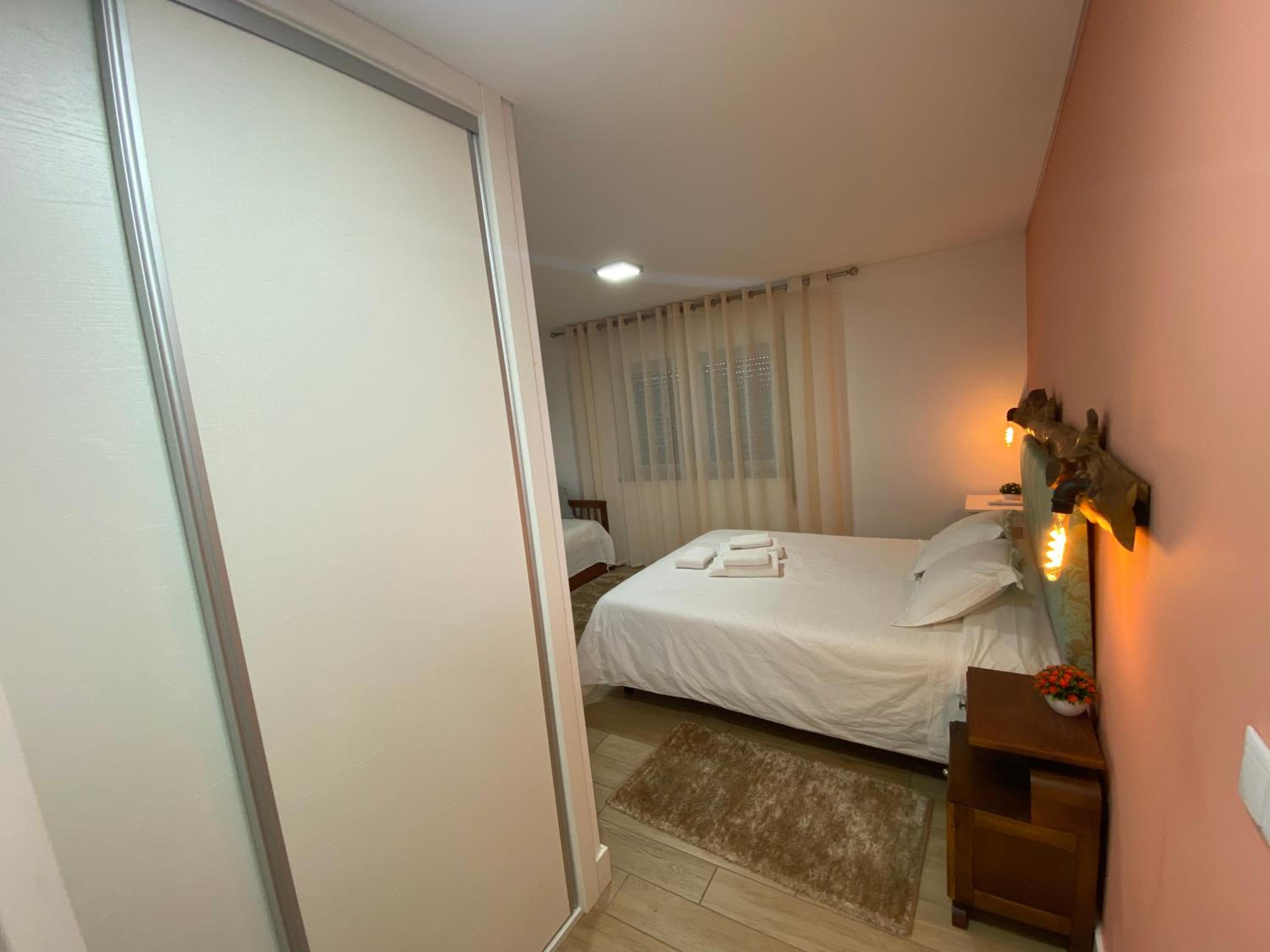 Deluxe Room (2 Adults + 1 Child) - Photo 5
