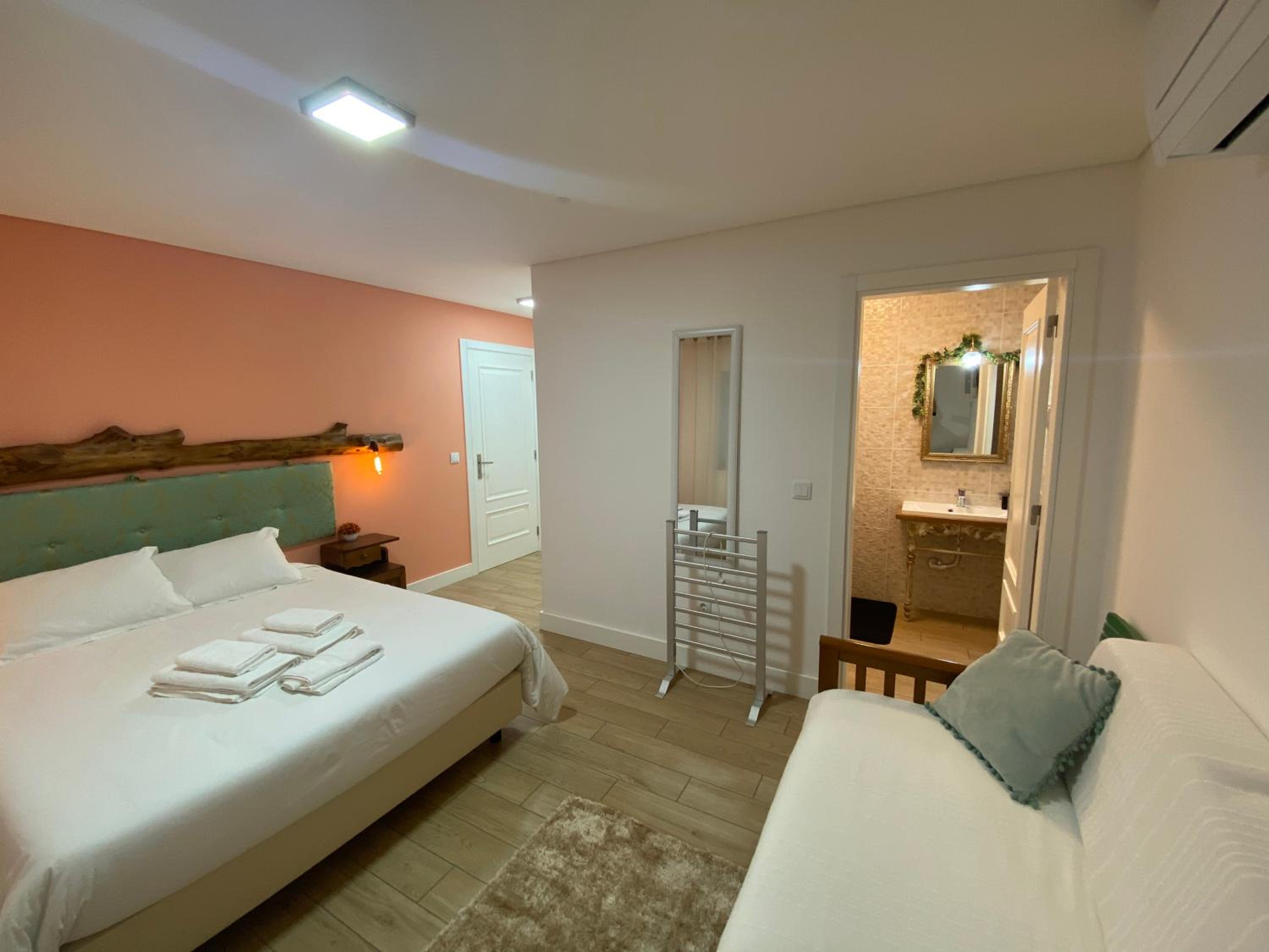 Deluxe Room (2 Adults + 1 Child) - Photo 1