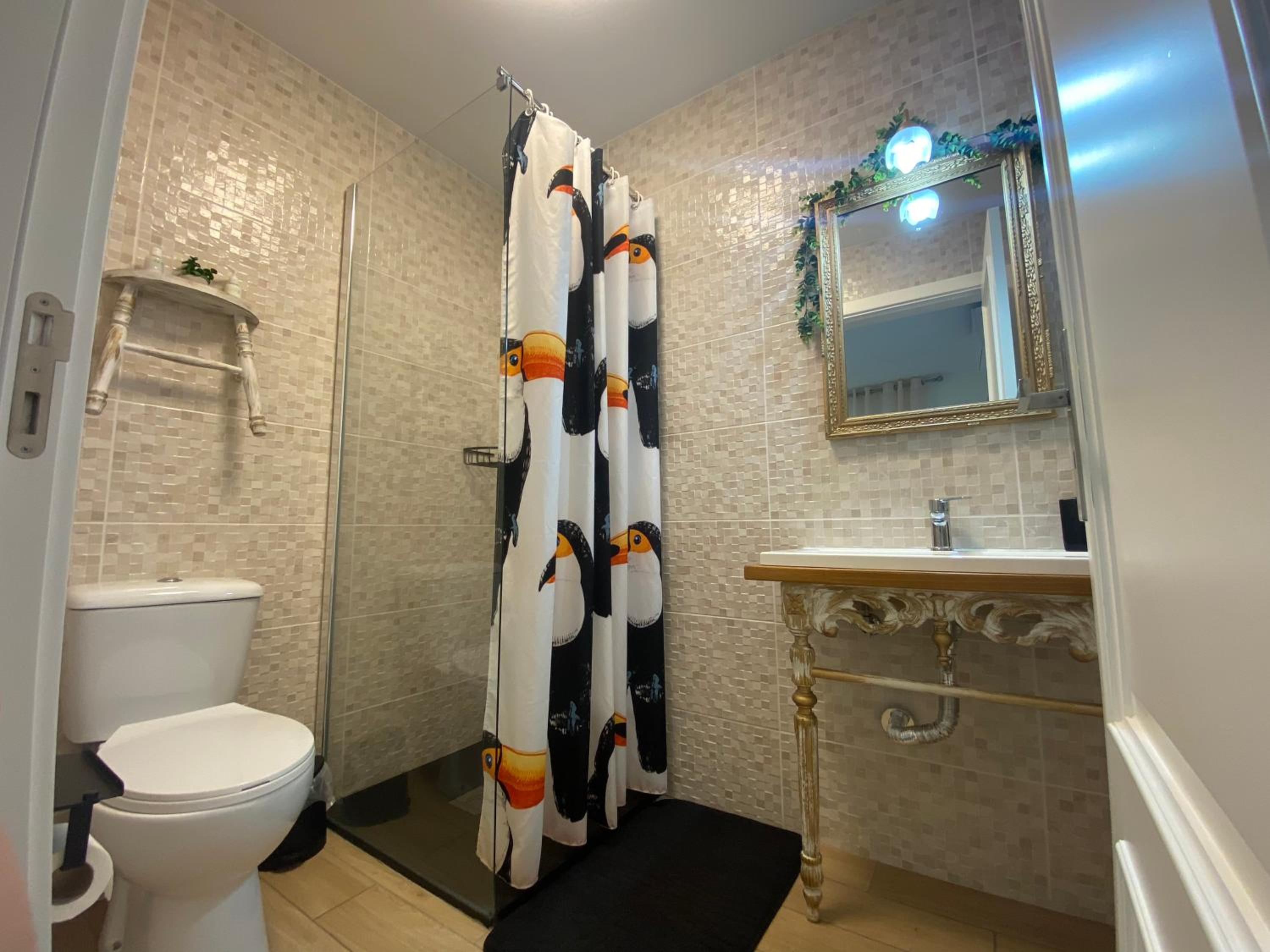 Deluxe Room (2 Adults + 1 Child) - Photo 4
