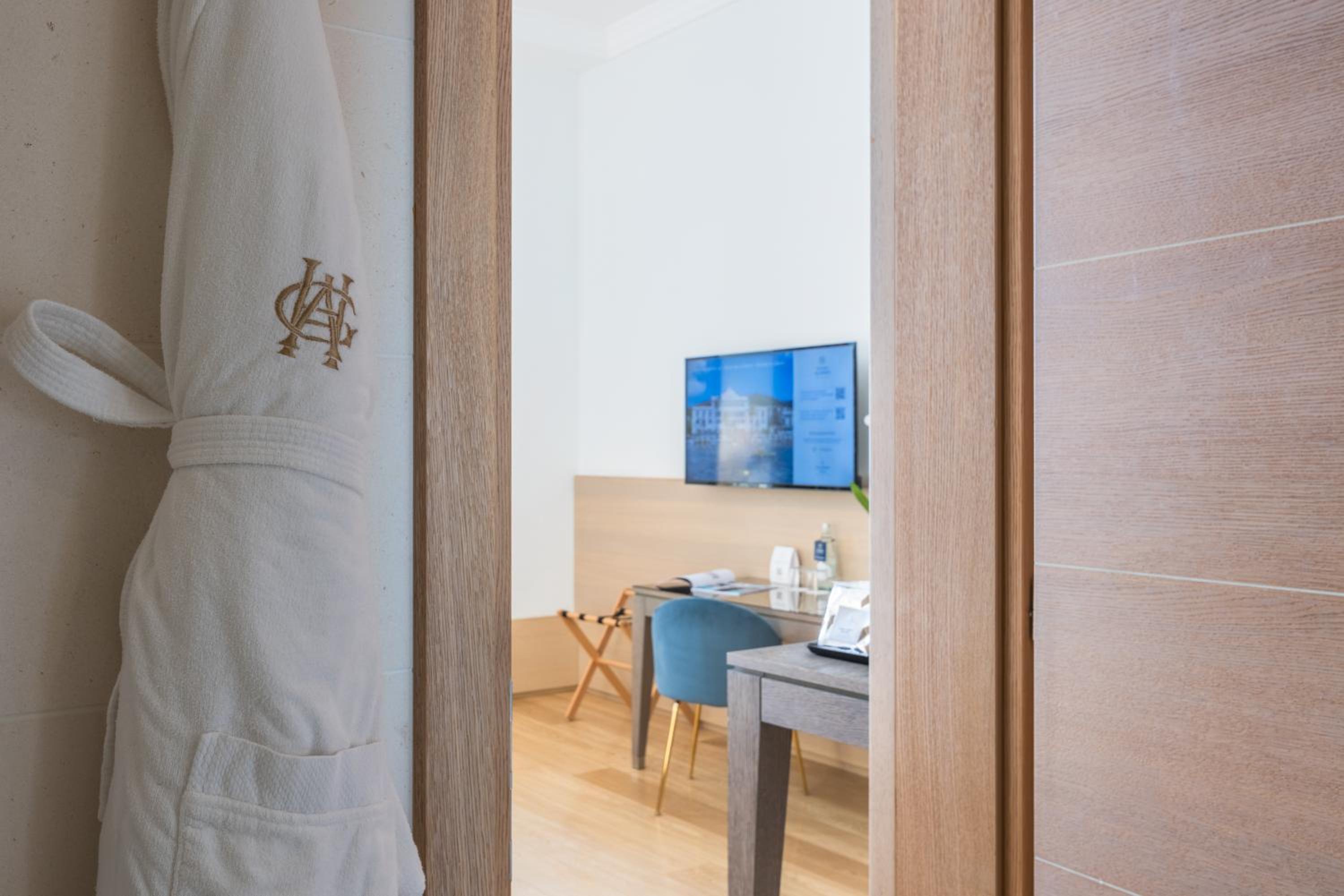 Superior Double or Twin Room with Sea View - Photo 1