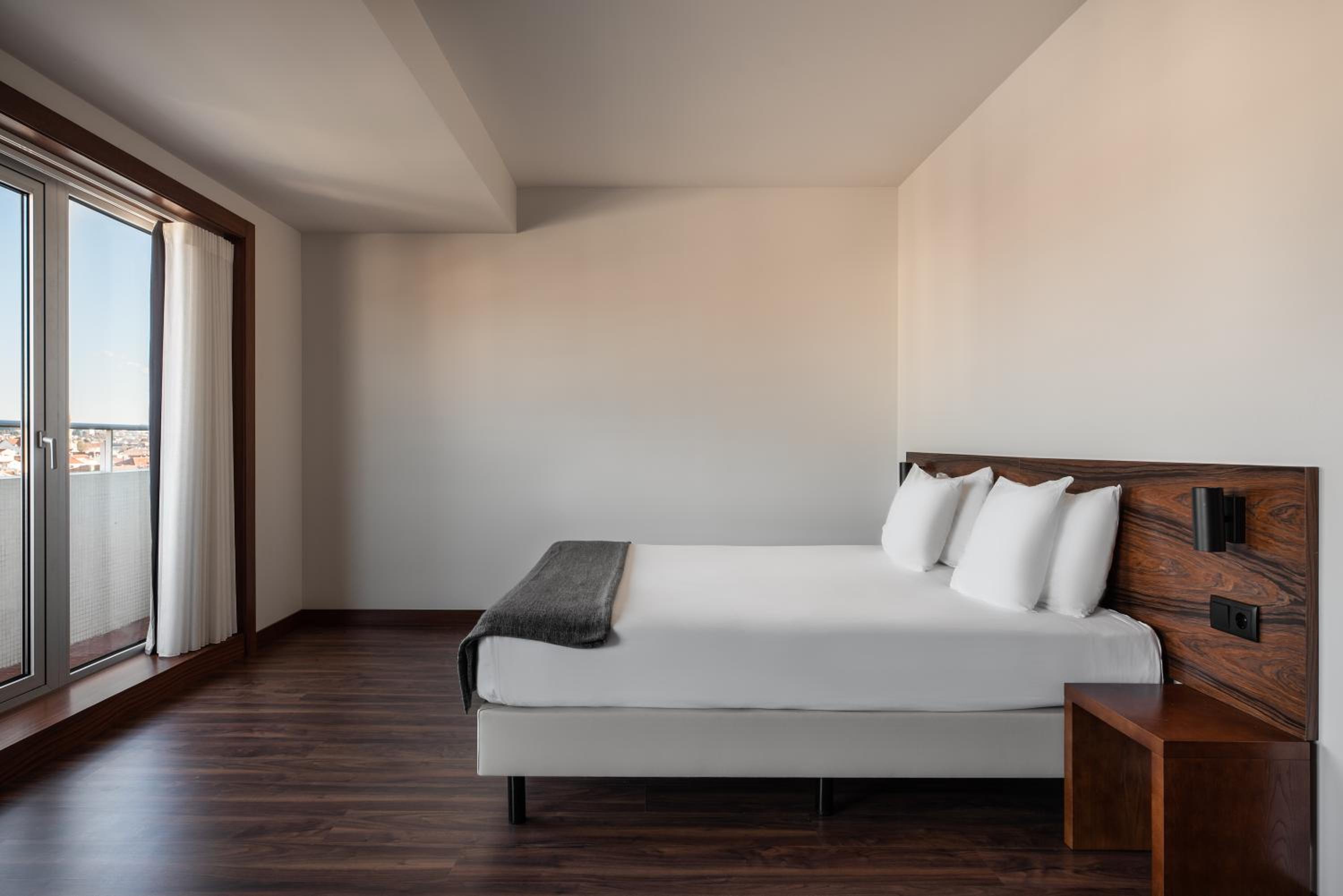 Premium Suite with City View - Photo 2