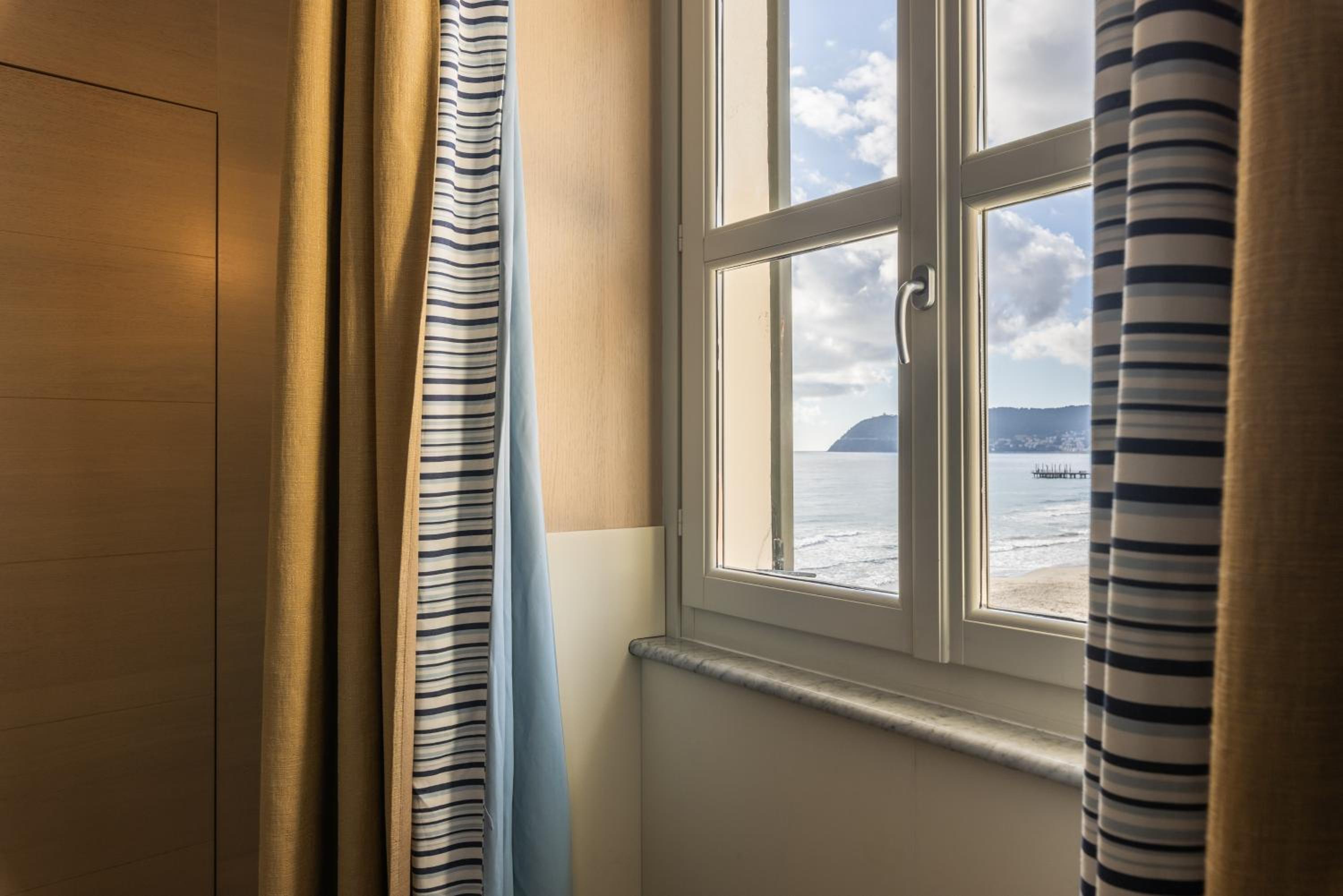 Double or Twin Room with Side Sea View photo 2