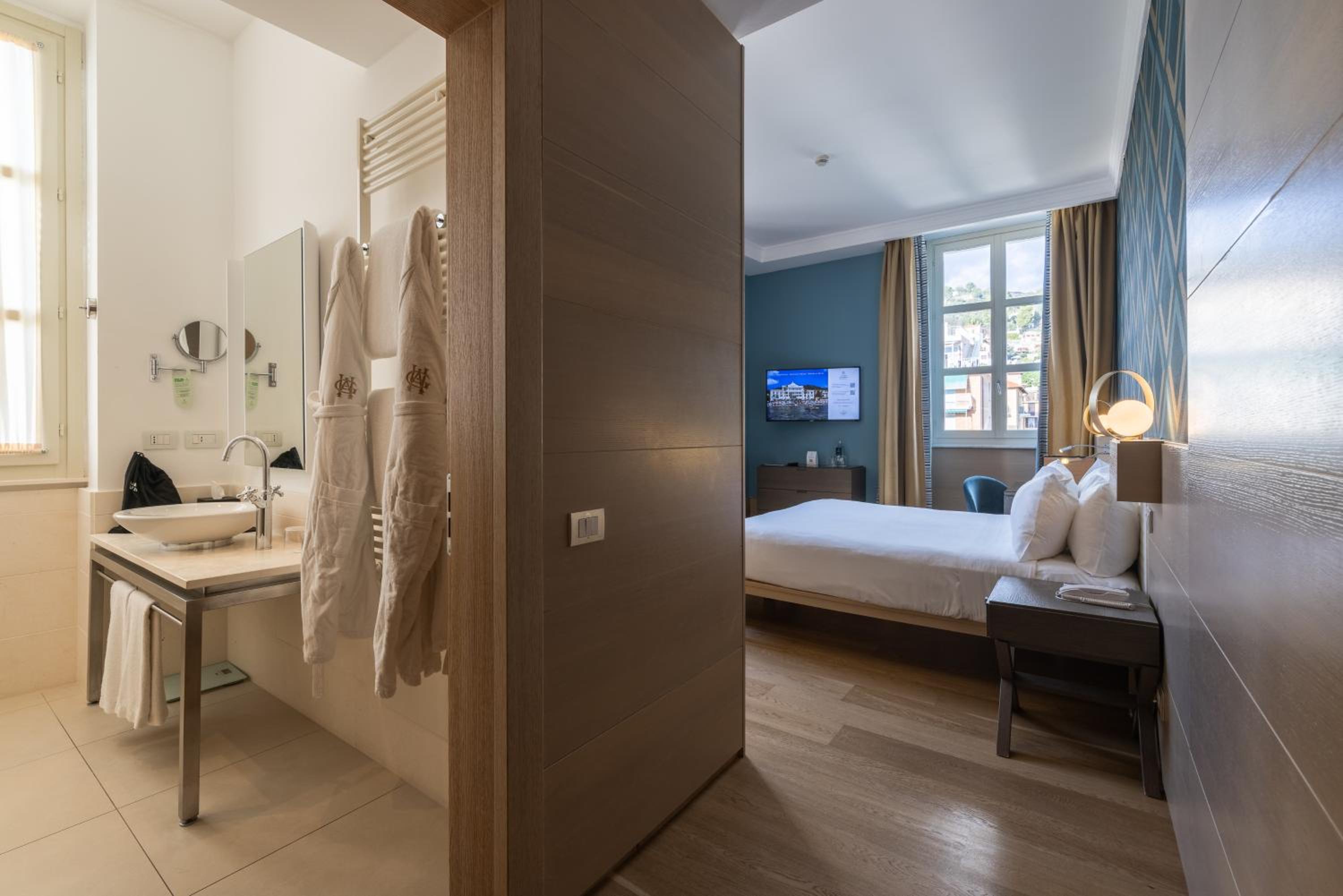 Double or Twin Room with Side Sea View photo 3