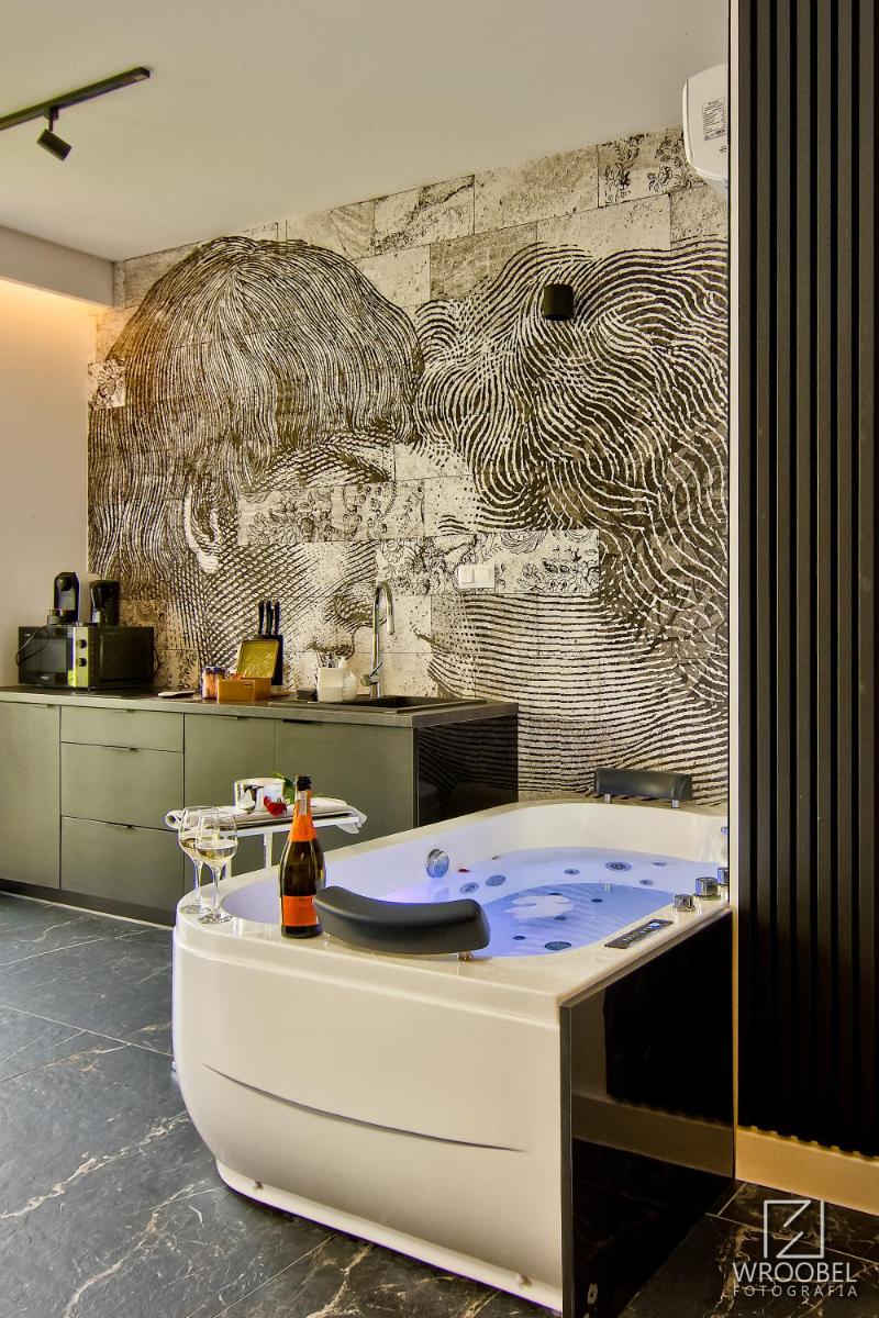 Large Double Room - Photo 1