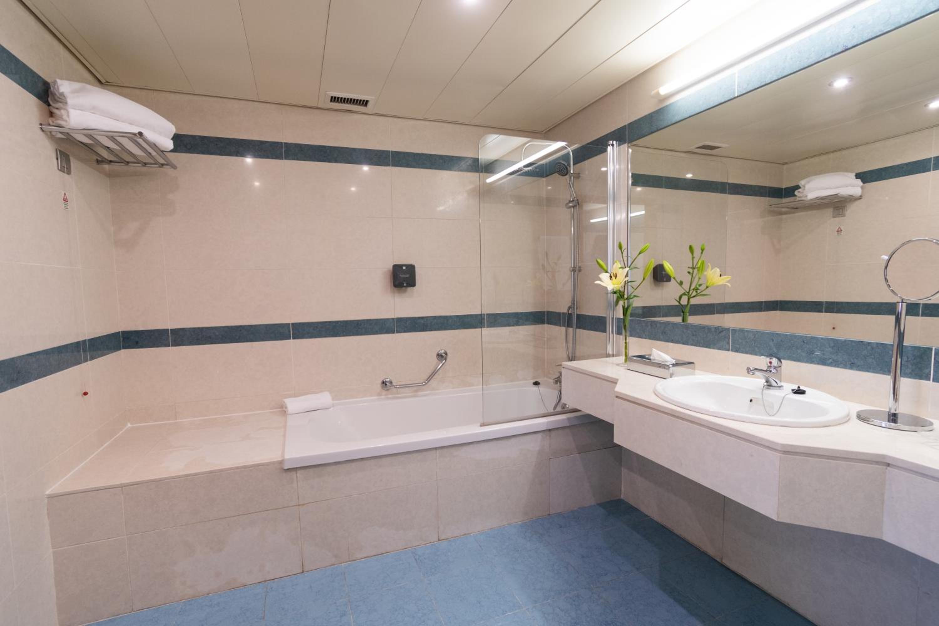 Suite - Photo 3