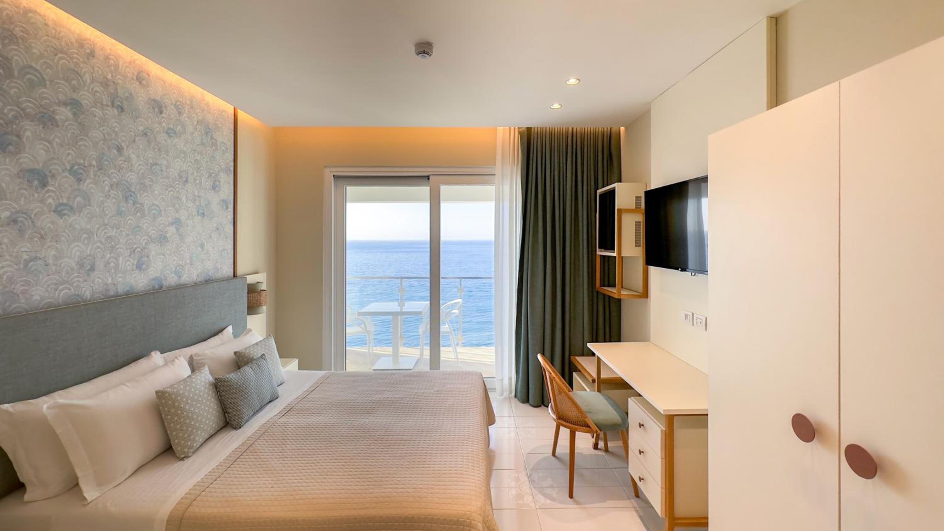 Junior Suite with Balcony photo 3