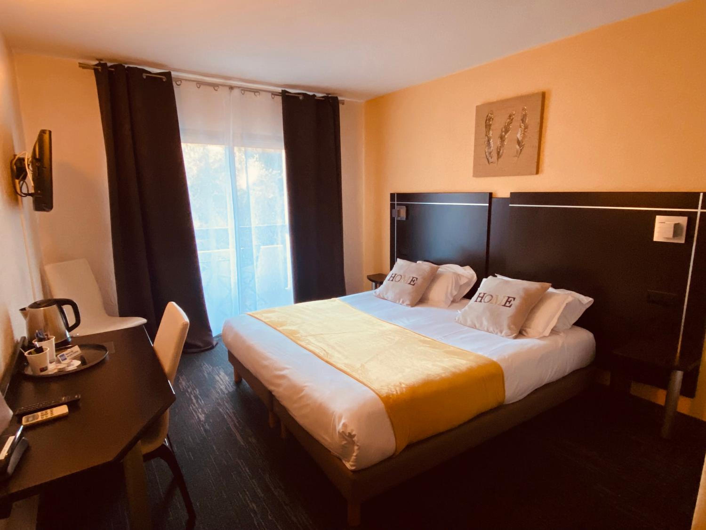 Superior Double Room with Balcony - Photo 1