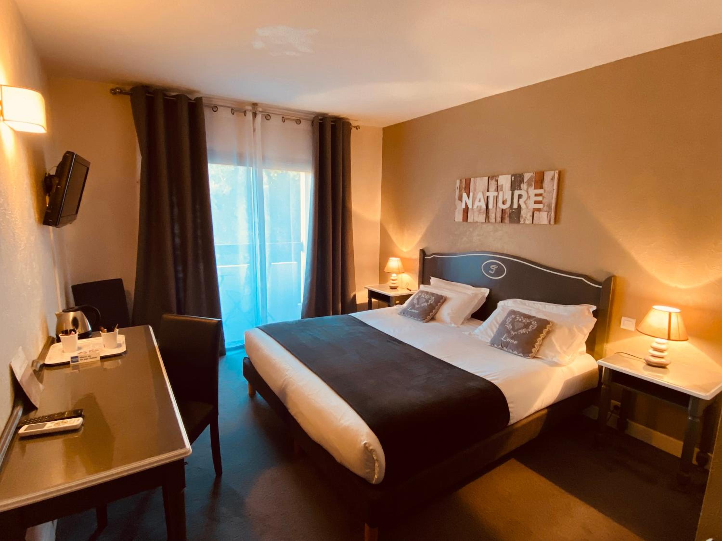 Superior Double Room with Balcony - Photo 4