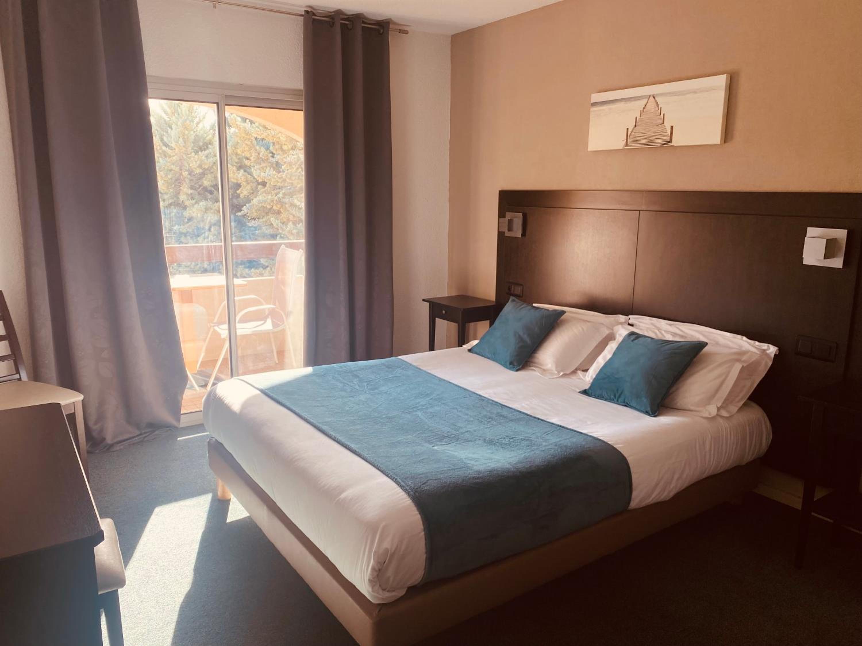 Standard Double Room with Balcony - Photo 4