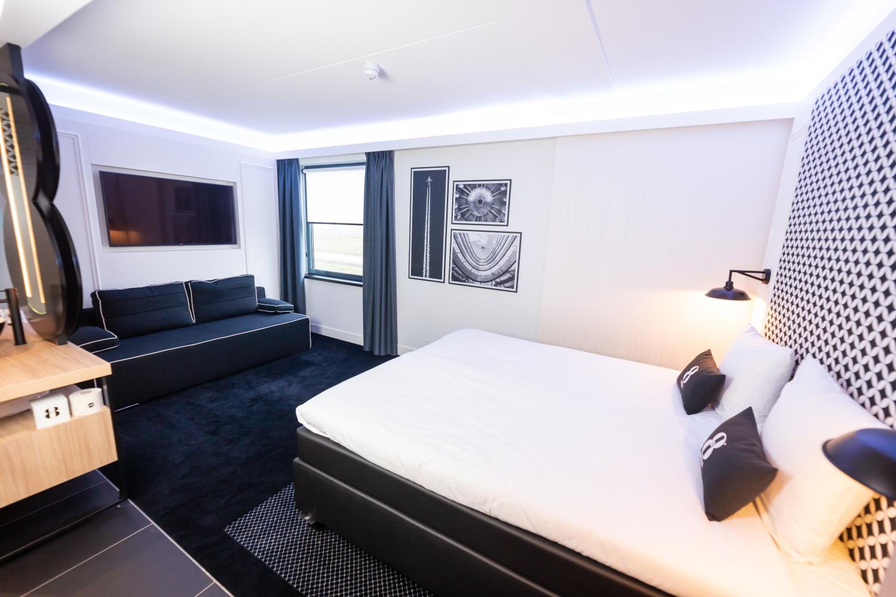 Suite - Photo 1