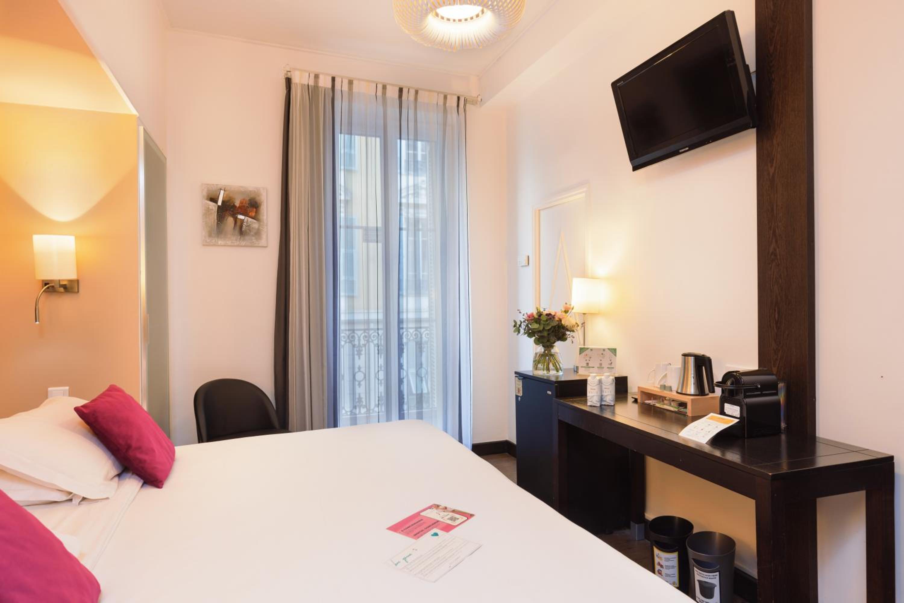 Deluxe Double or Twin Room - Photo 11