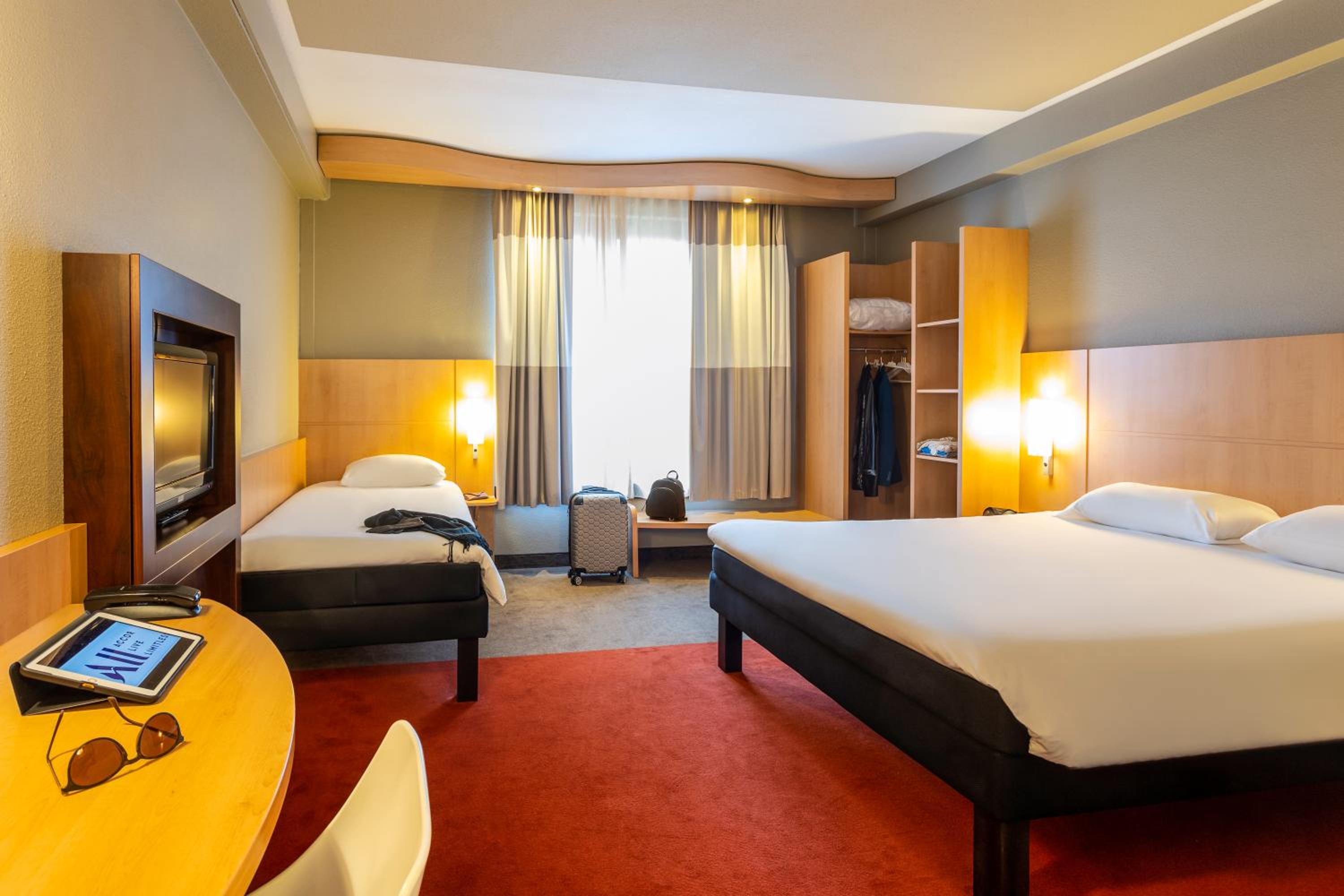 Triple Room with One Double Bed and One Single Bed - Photo 2