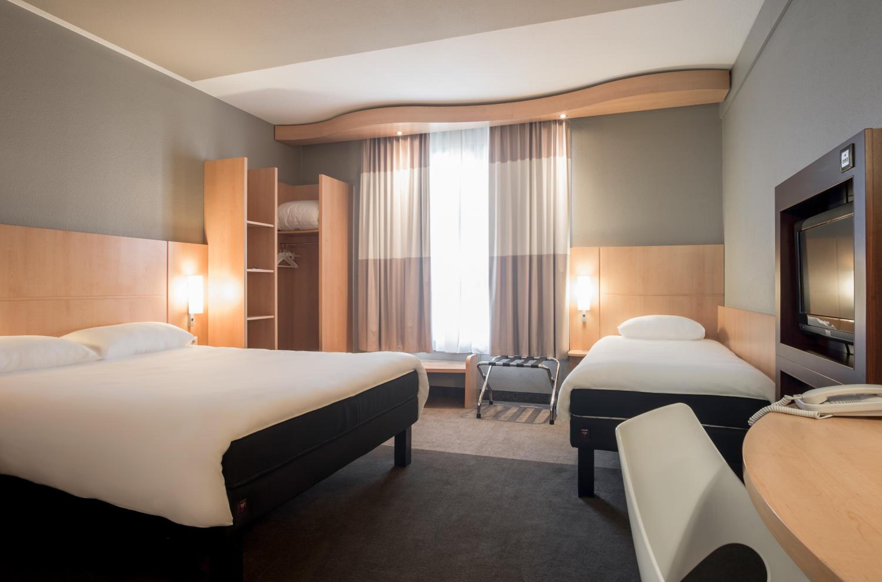 Triple Room with One Double Bed and One Single Bed - Photo 3