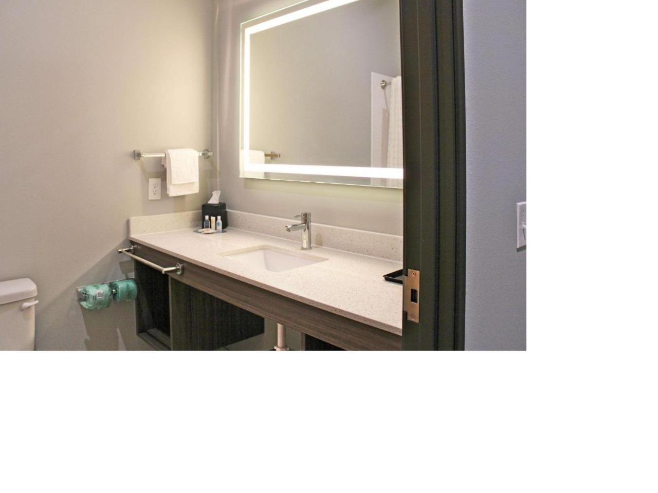 Standard King Room - Non Smoking - Photo 7