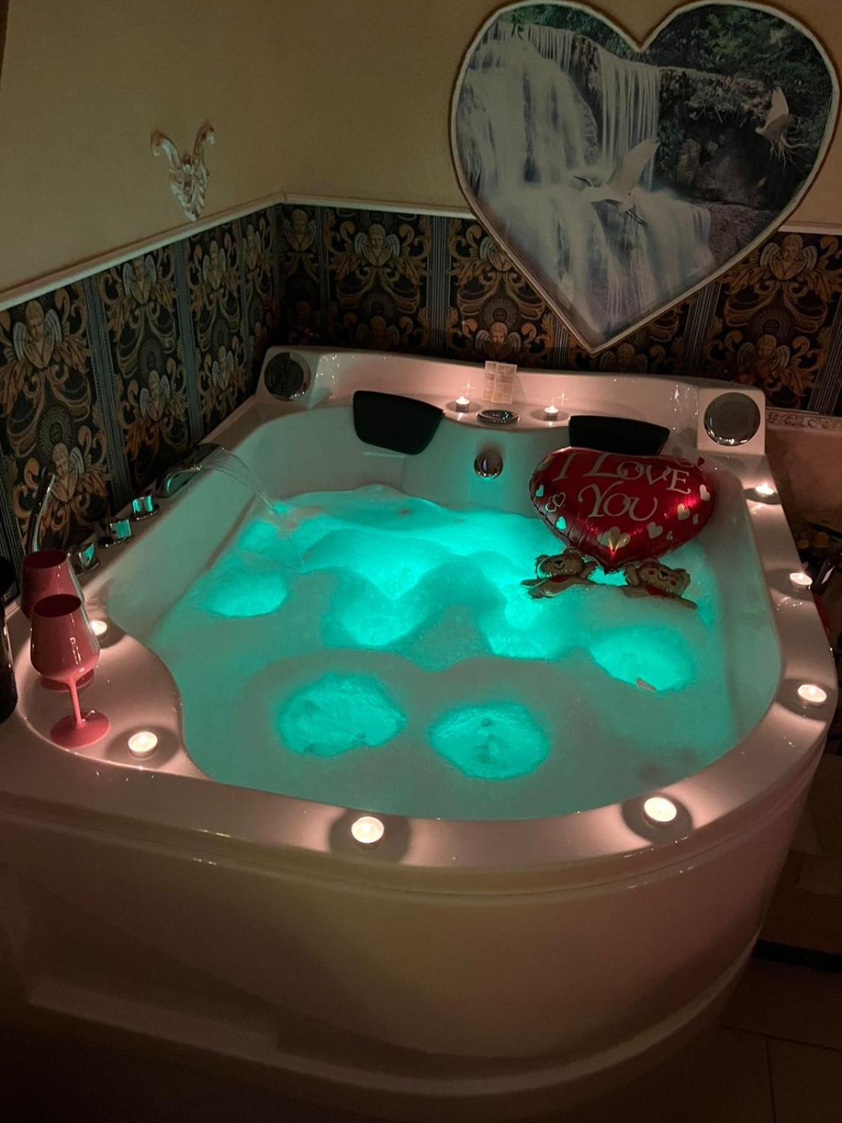 King Room with Spa Bath - Photo 10