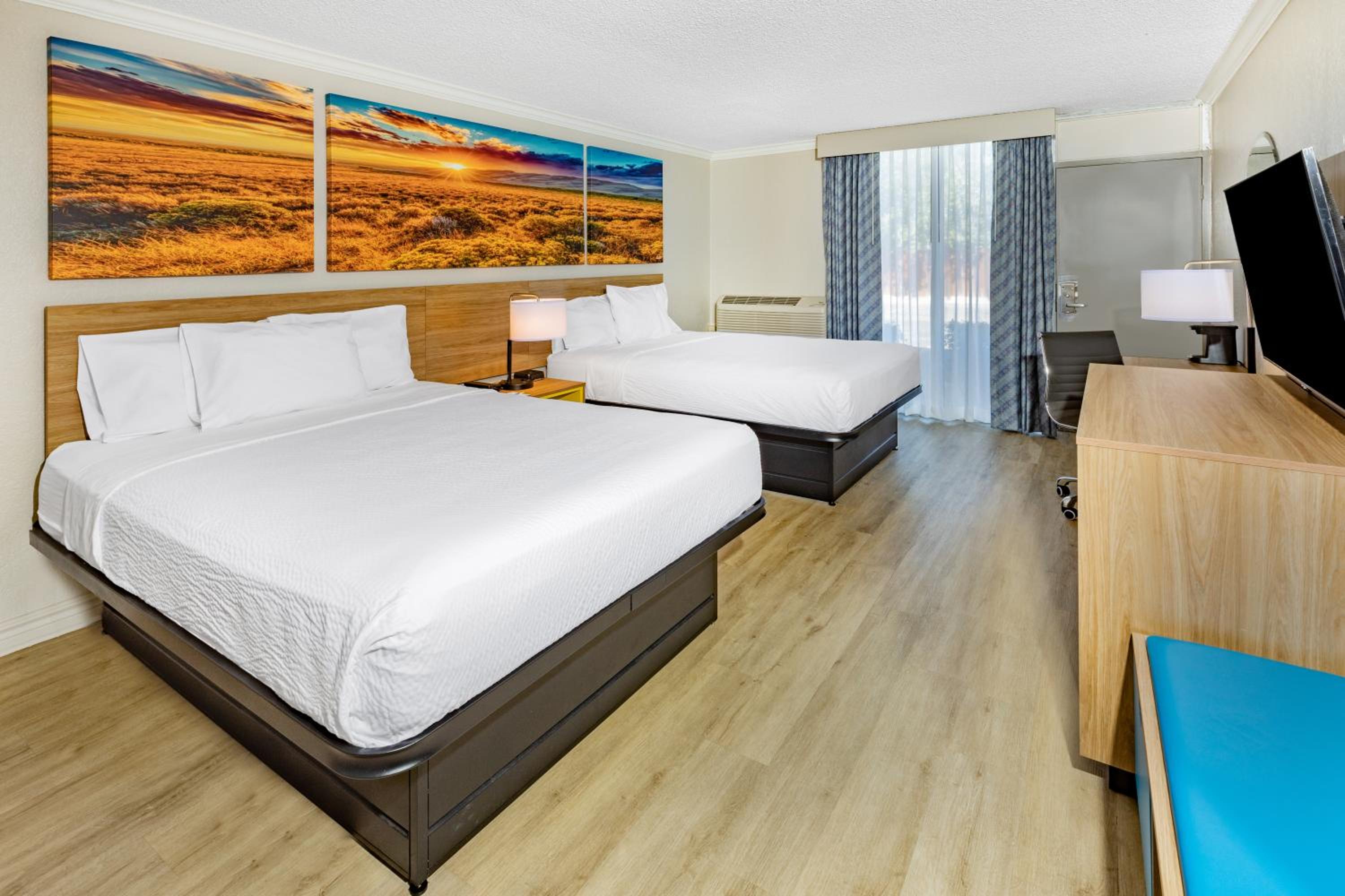 Queen Room with Two Queen Beds - Non-Smoking photo 3