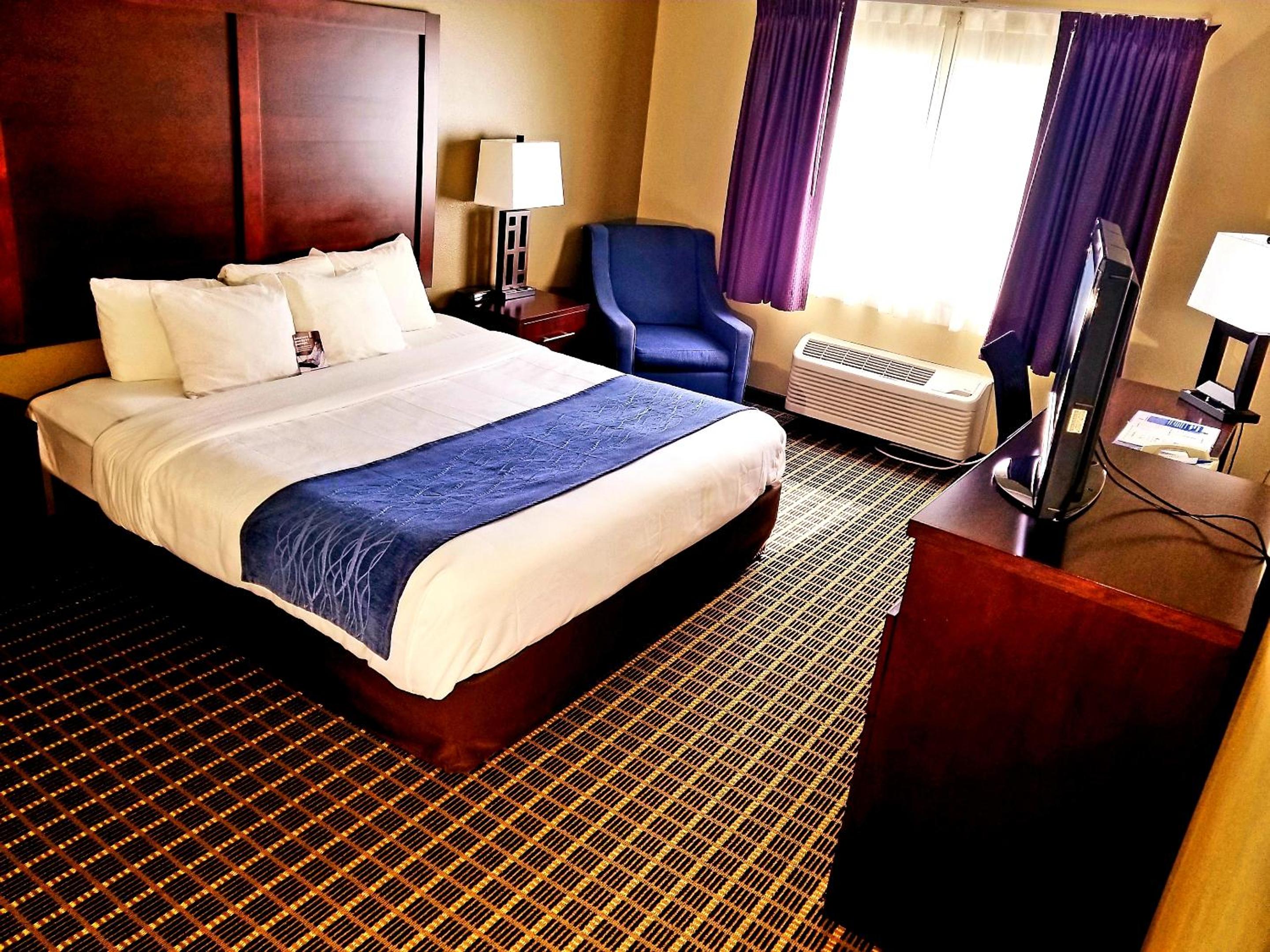 King Room with Roll In Shower - Accessible/Non-Smoking - Photo 2