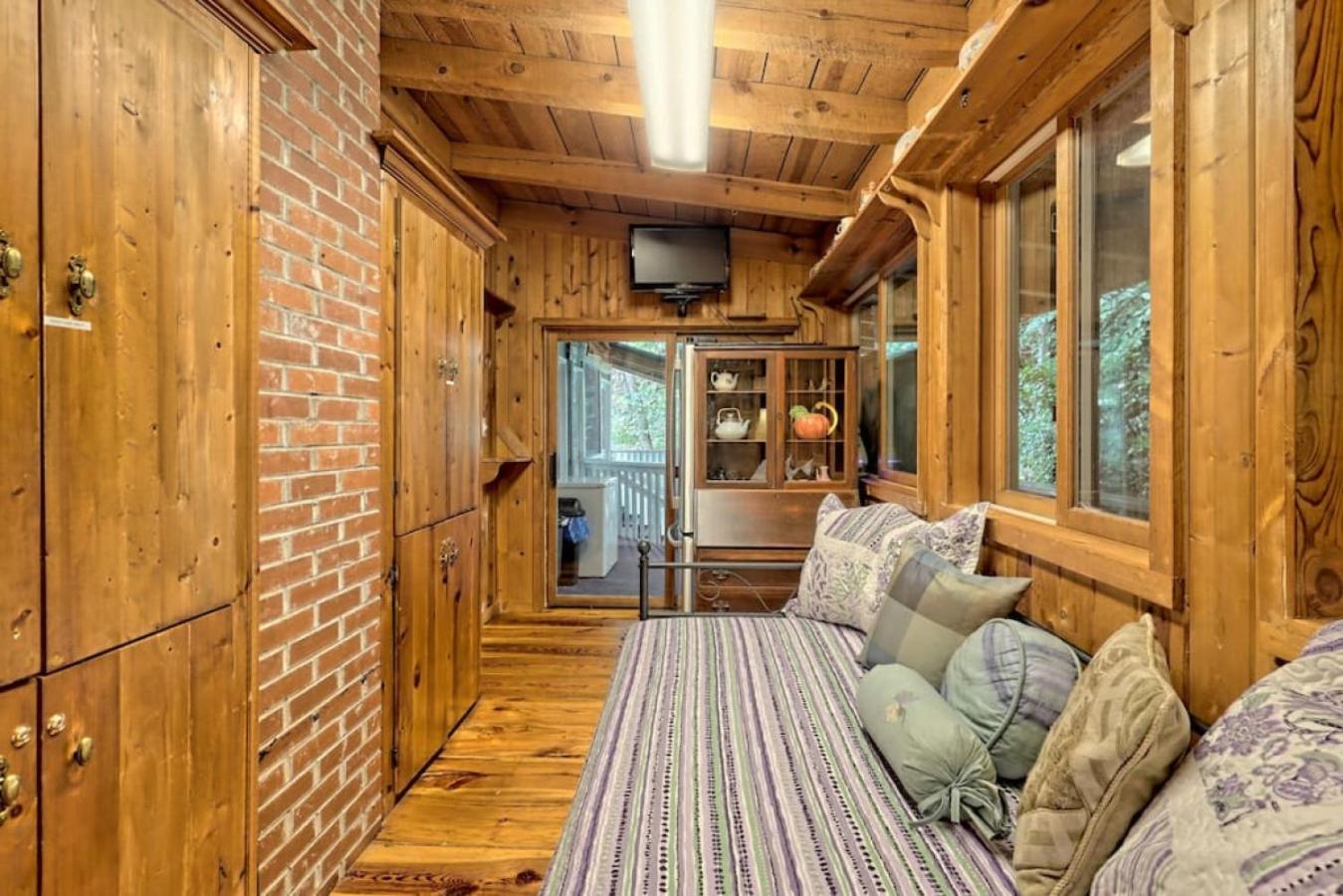 Three-Bedroom House photo 3