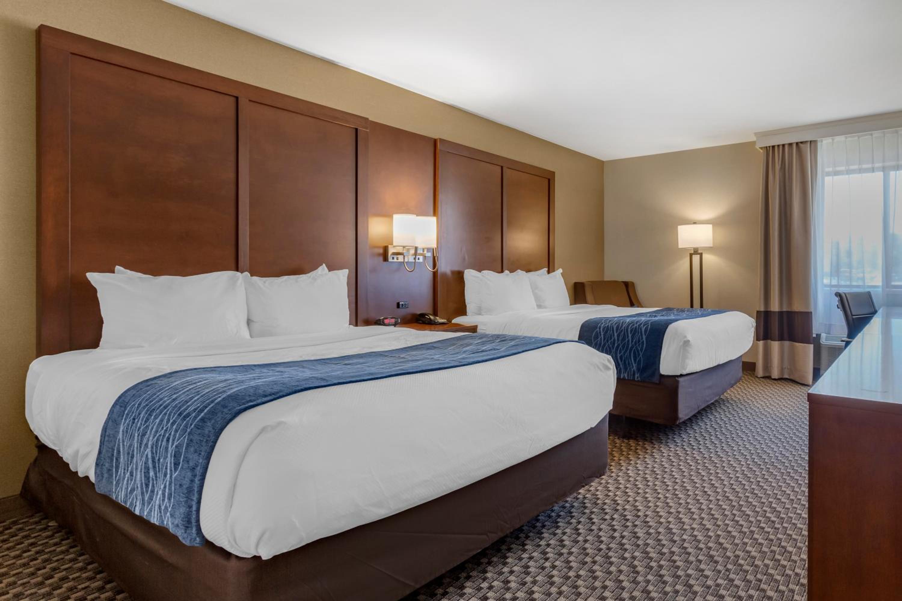 Queen Room with Two Queen Beds - Non-Smoking - Photo 2