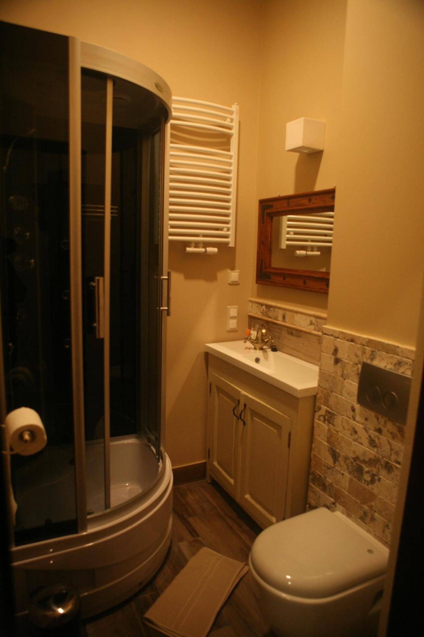 Double Room with Bathroom - Photo 1