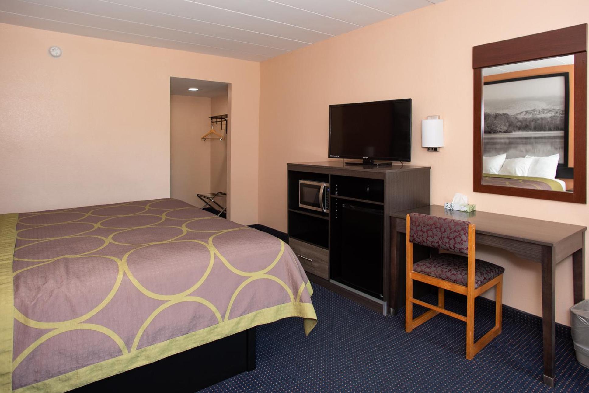 King Room - Non-Smoking - Photo 2