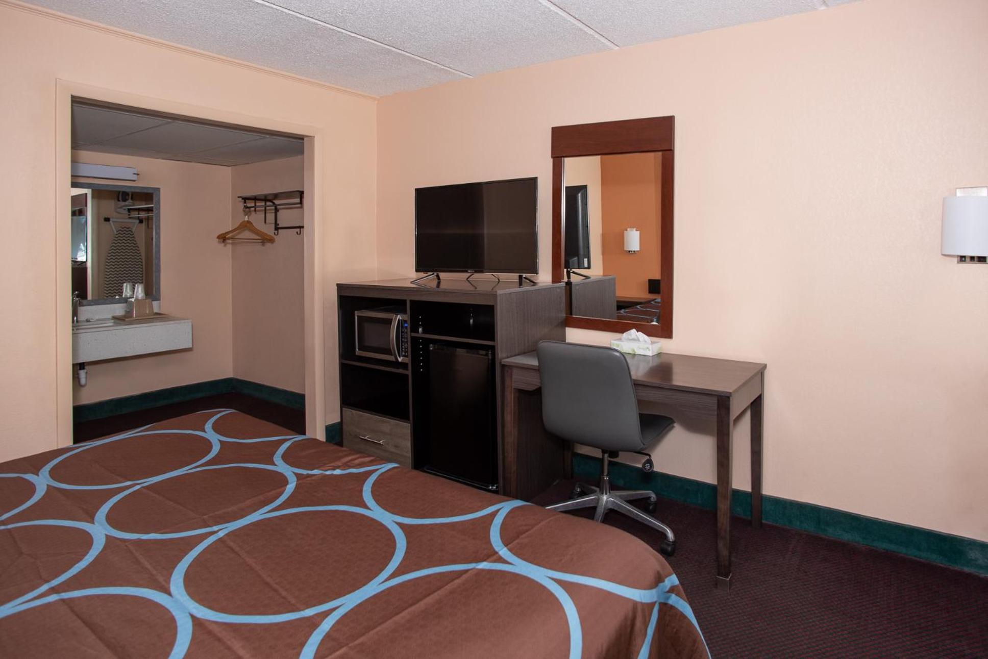 King Room - Non-Smoking - Photo 4