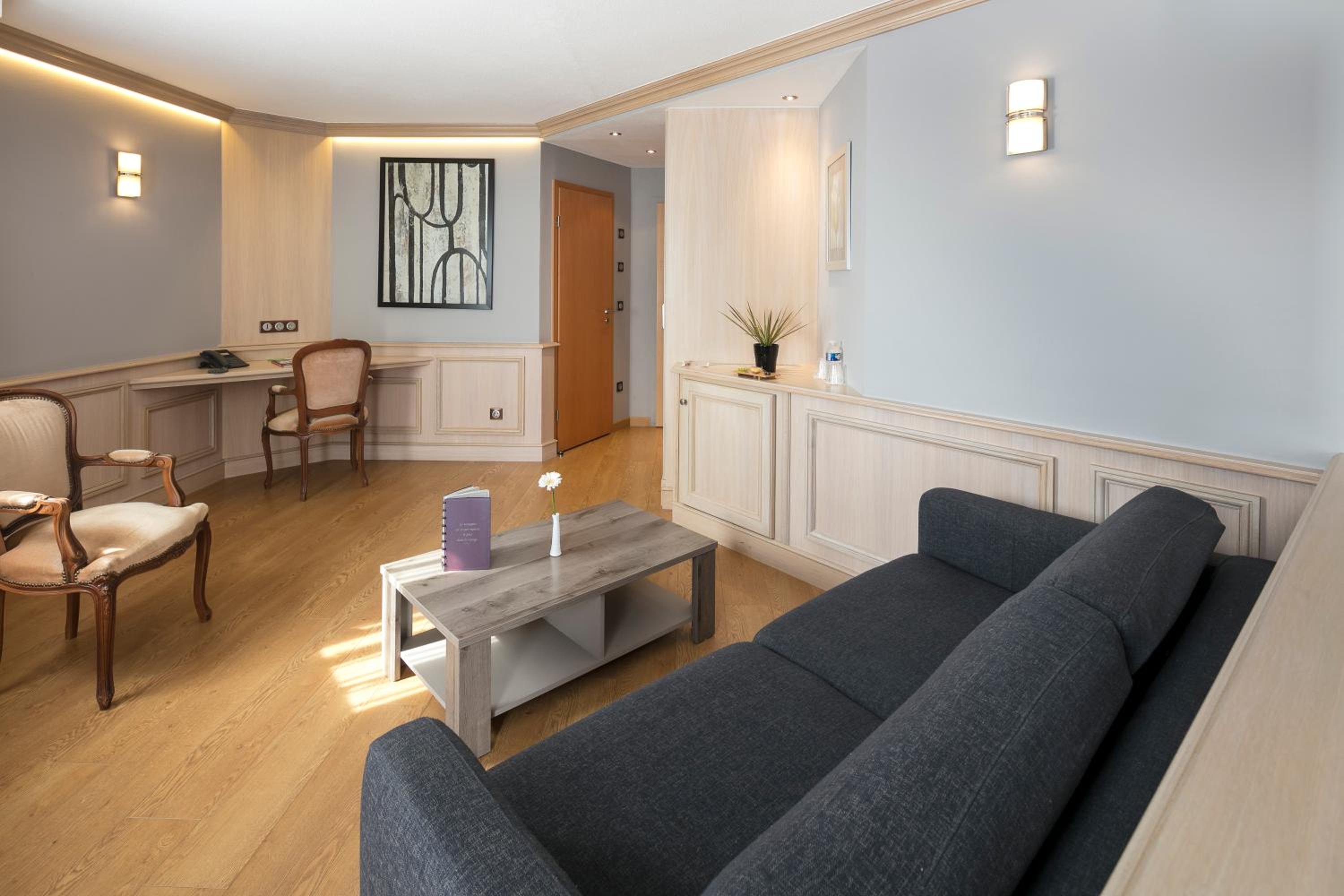 Luxury Suite - Photo 3
