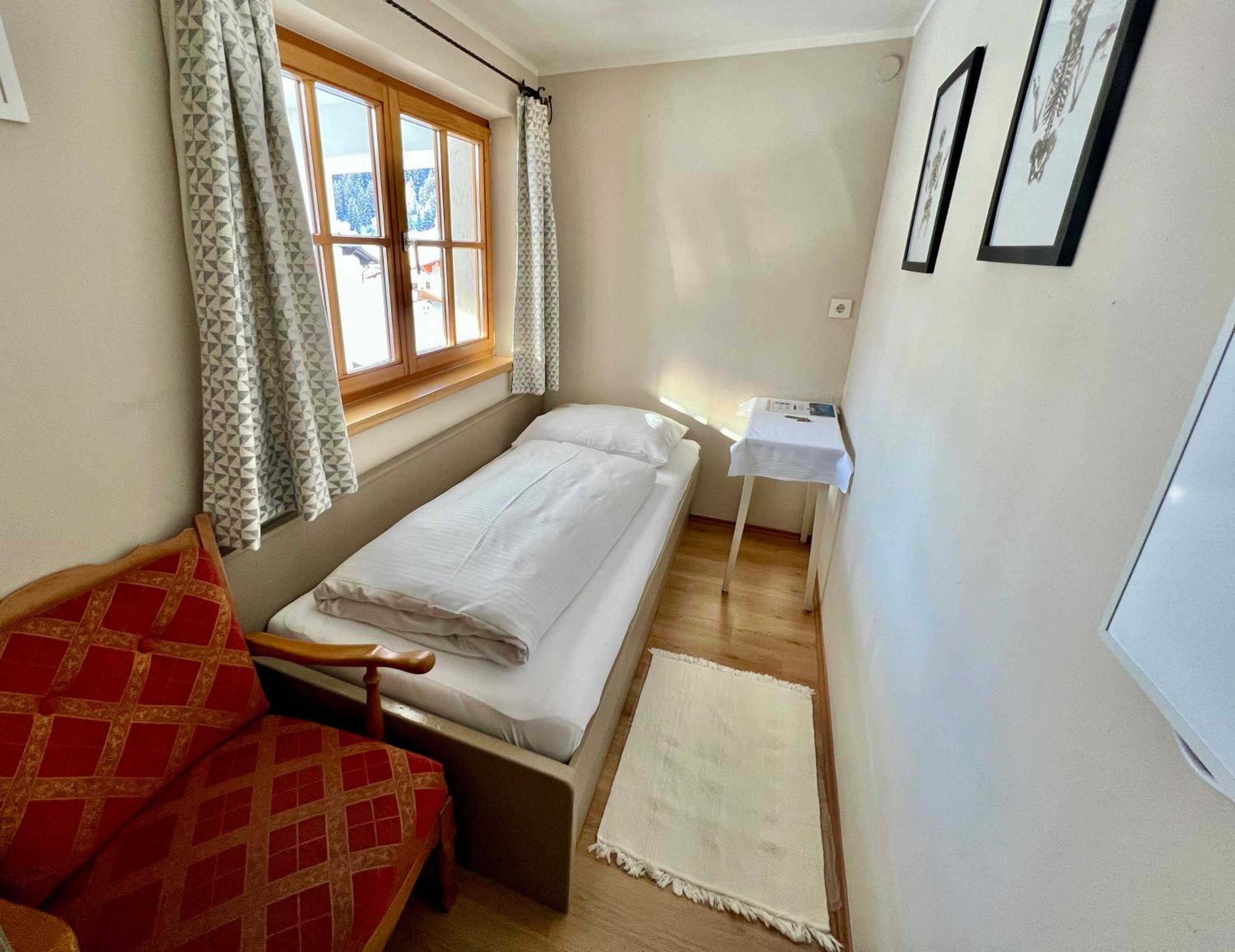 Budget Single Room with Shared Bathroom photo 1