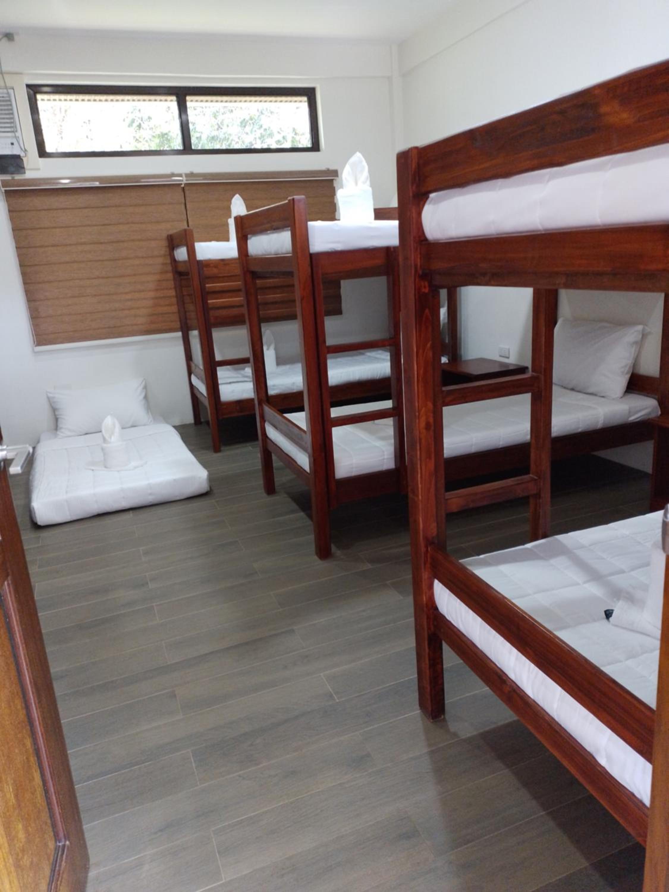 6-Bed Mixed Dormitory Room photo 2