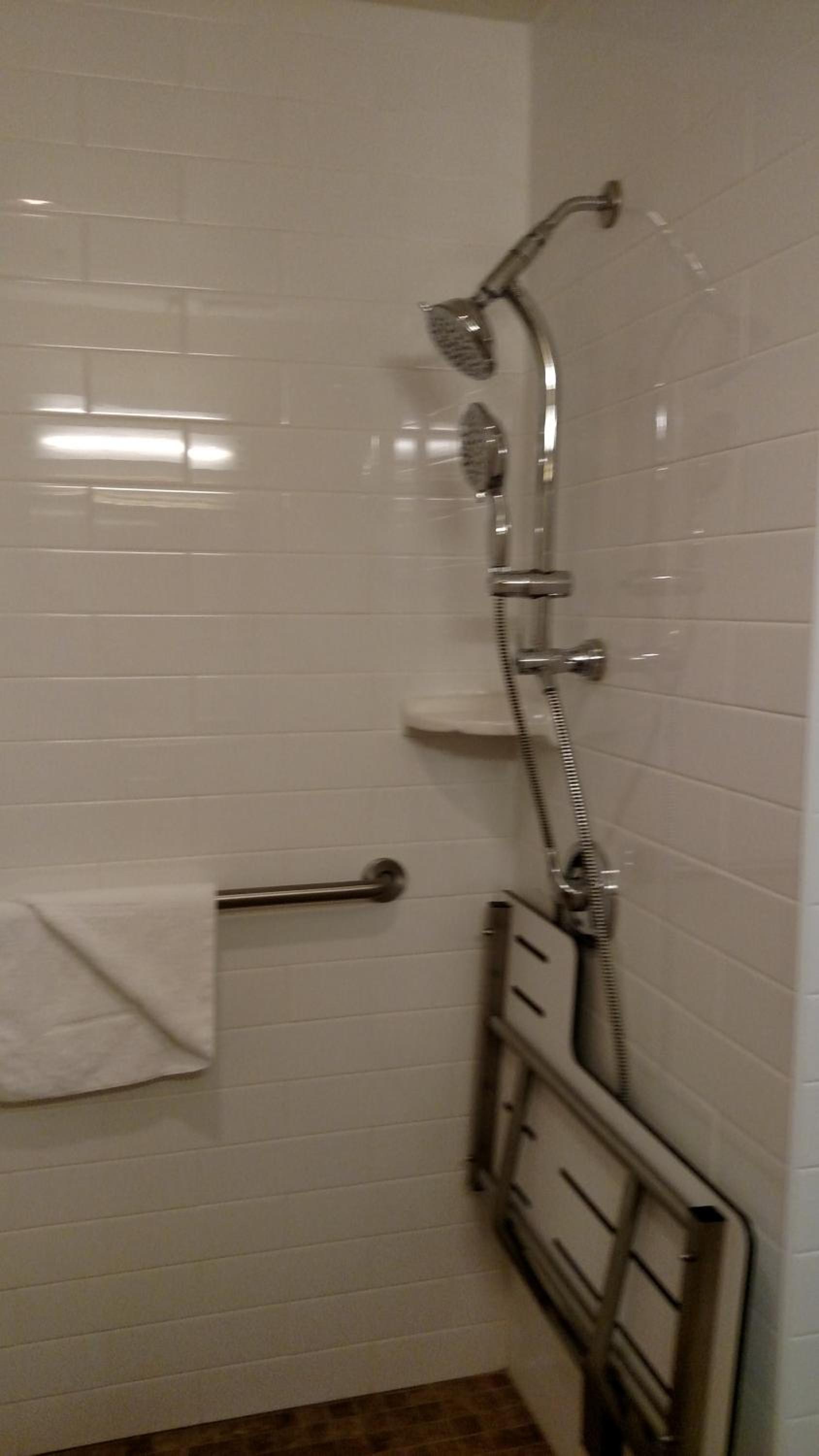 Deluxe 1 Queen bed / Sofa sleeper / Disability Access - Photo 3