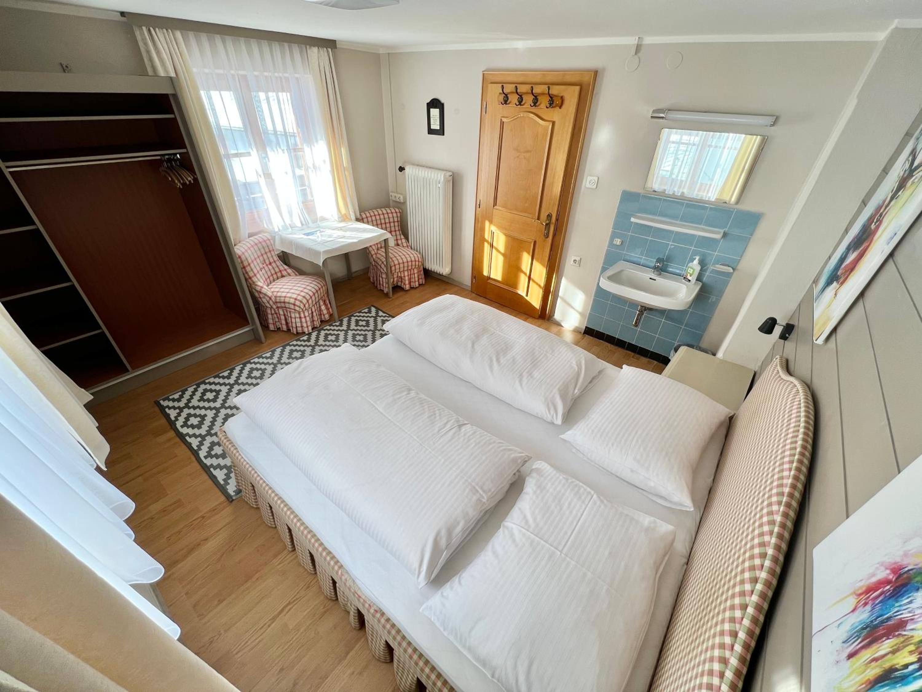 Double Room with Shared Bathroom photo 3