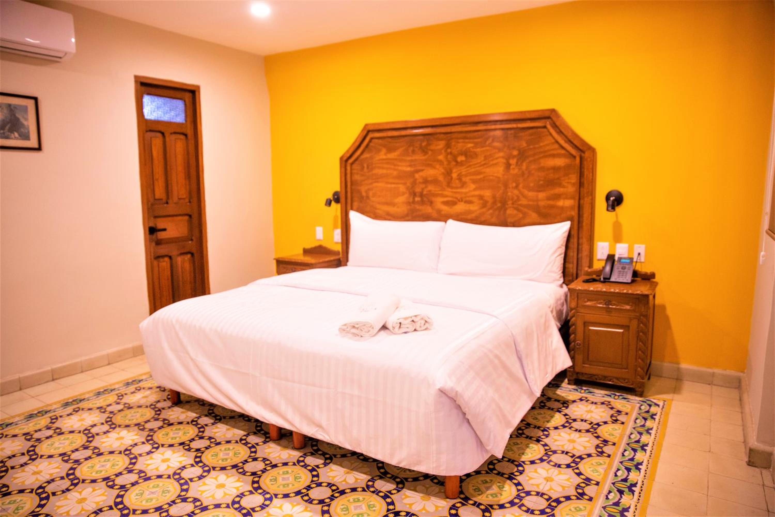 Standard King Room thumbnail 6