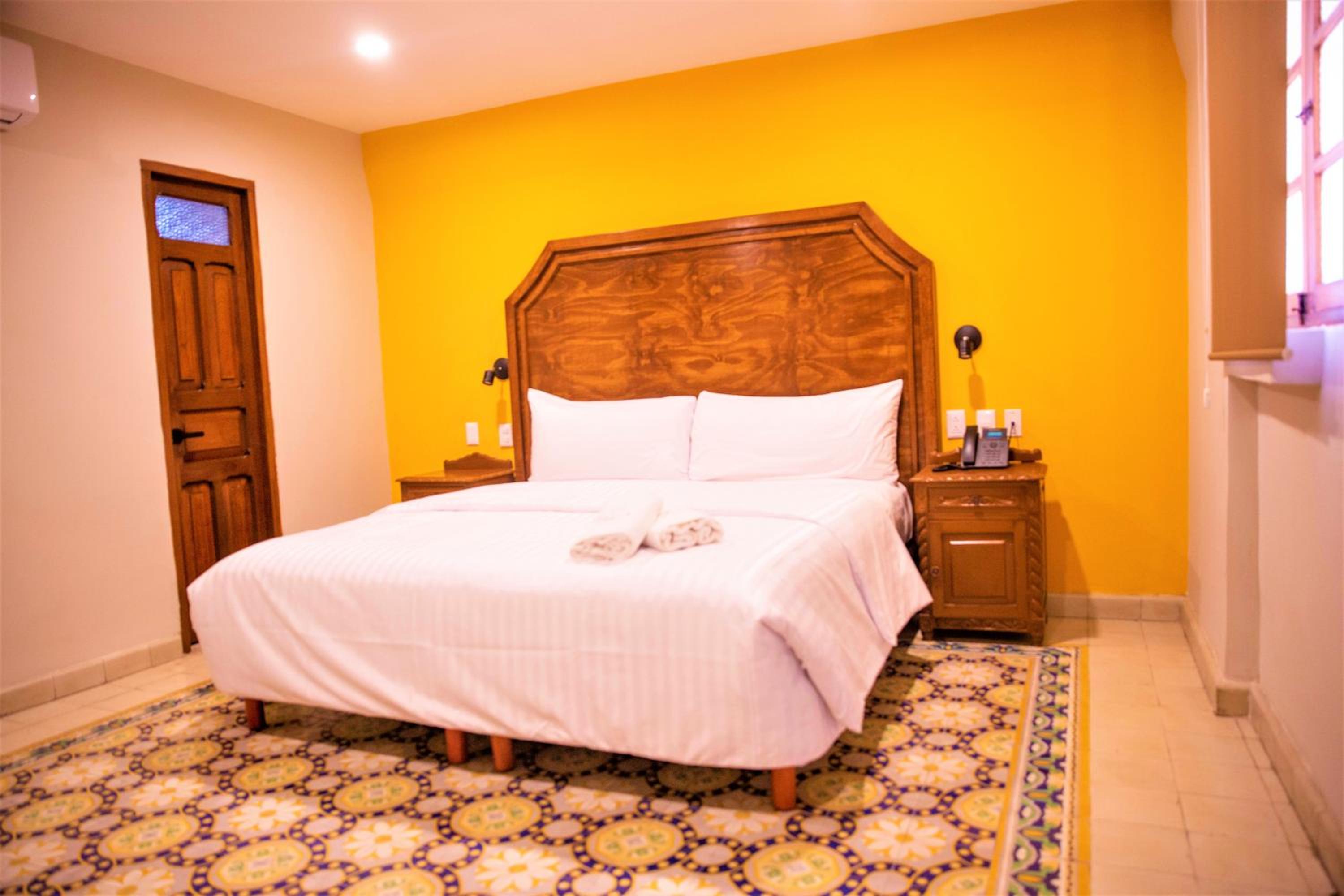 Standard King Room thumbnail 5
