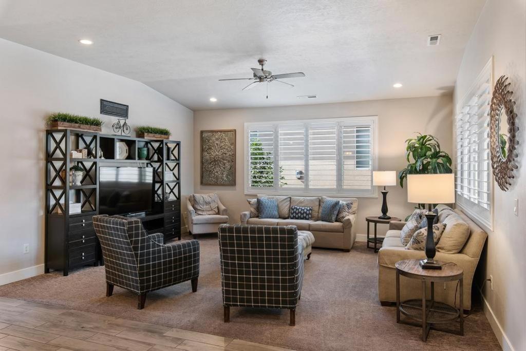 Five-Bedroom House photo 1