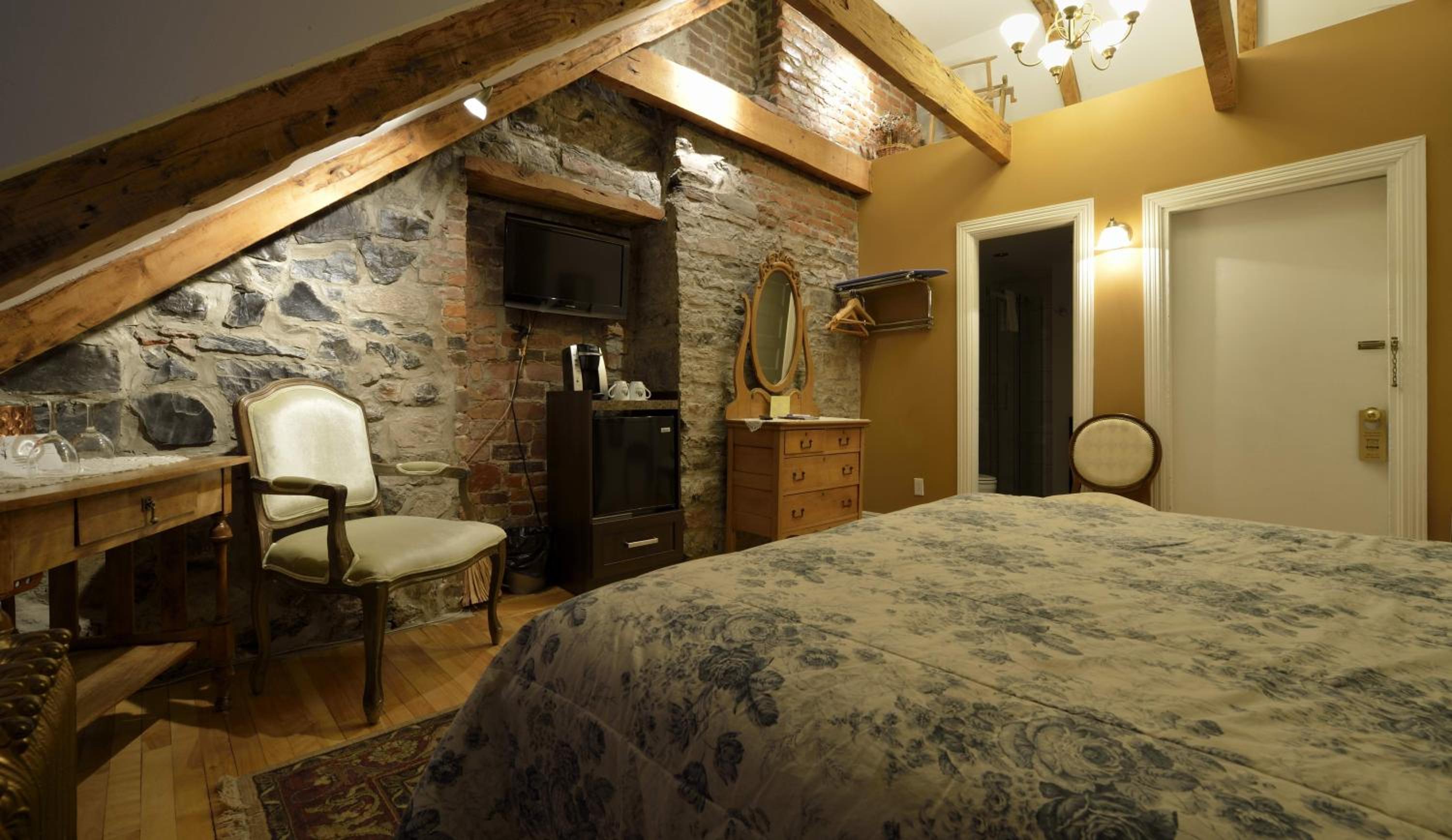 Queen Room photo 2