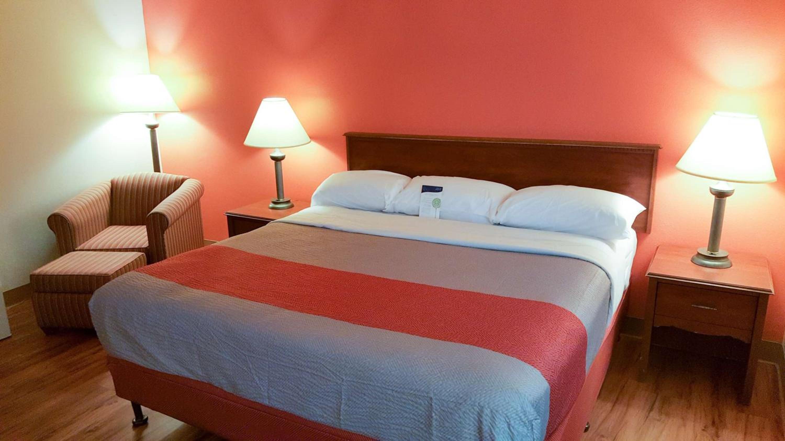King Room - Non-Smoking - Photo 2